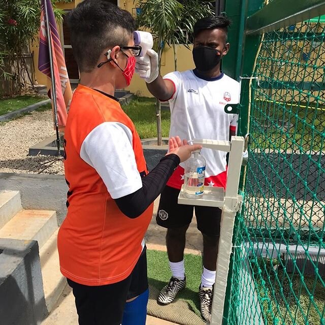 Safety First! BCFC has been open for our on the field coaching sessions and we continue to do our very best to keep all players and staff safe and healthy.  We continue to have sessions on the field 🏟 AND online 💻 as well.  With both options availa