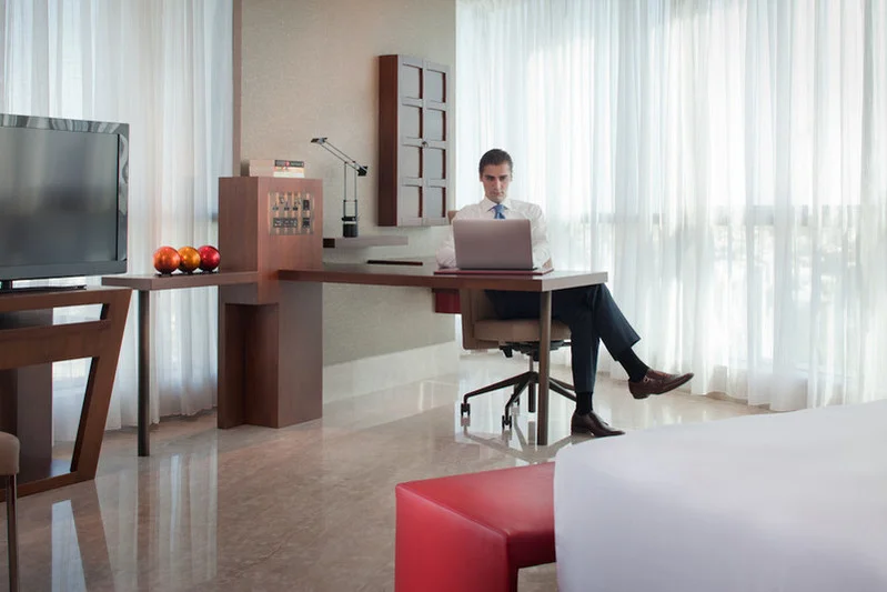 Jumeirah - Business Desk and Complimentary Wi-fi.jpg