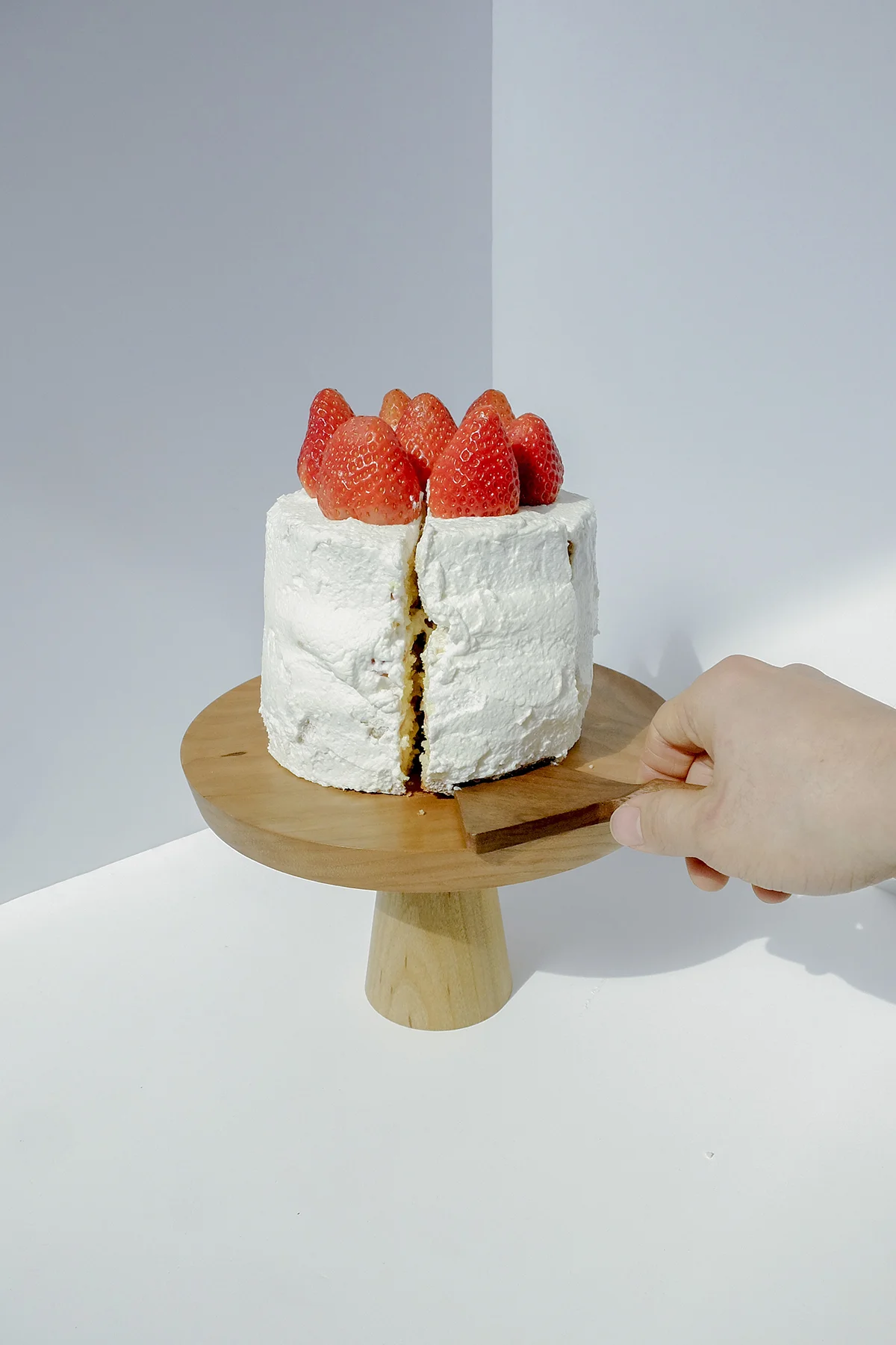 attention - 나무로 만들어진 물건들은 열과 수분의 영향을 많이 받습니다. - 물에 담가놓거나 식기세척기에 넣지 말아주세요. 식기건조기나 전자레인지, 냉장고에 넣지 말아 주세요. 손이 데일정도의 뜨거운 것들은 되도록 피해주세요.
