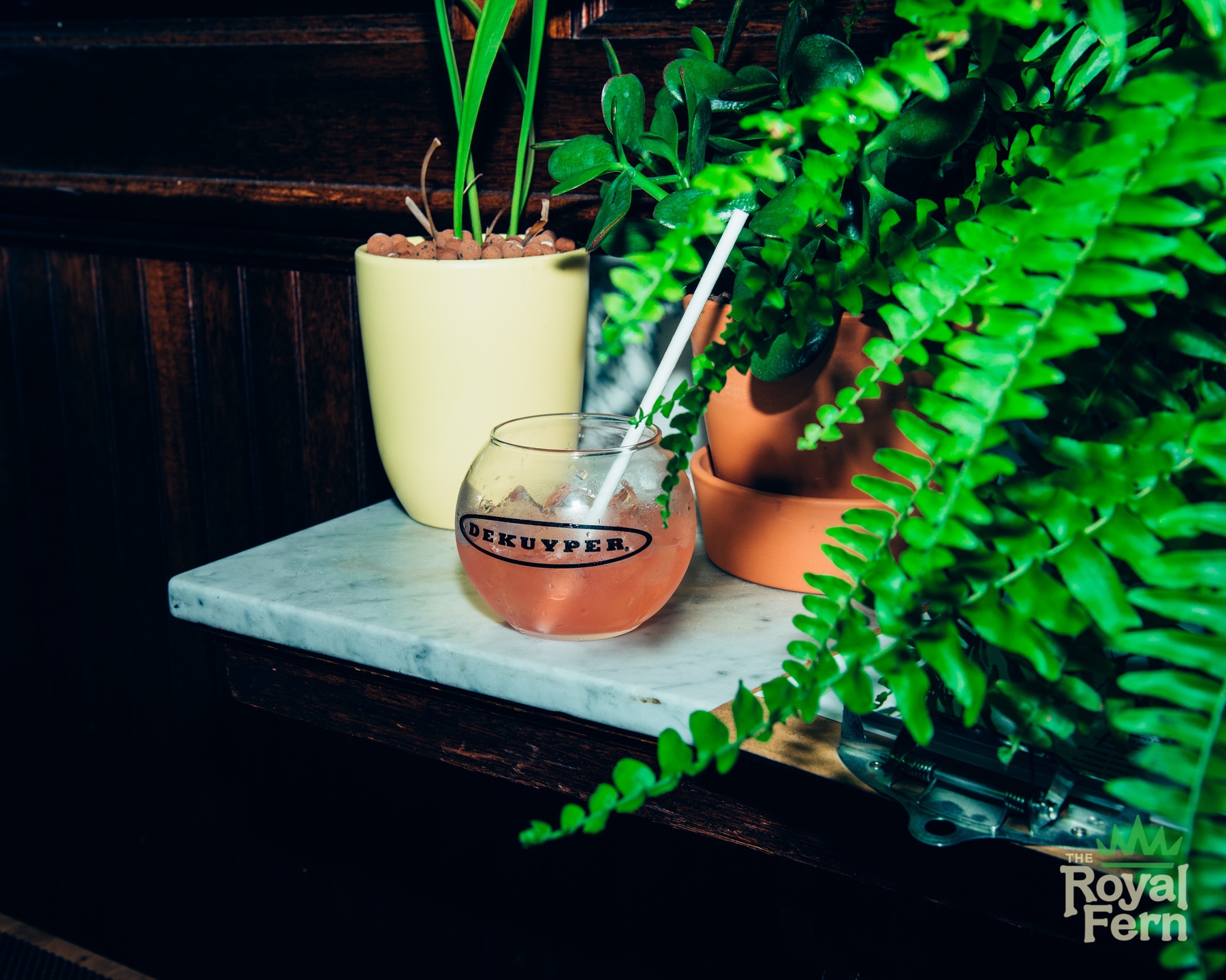 To create the true environment of the chain we pay special attention to the decor, uniforms, and other details that place our guests back in time
