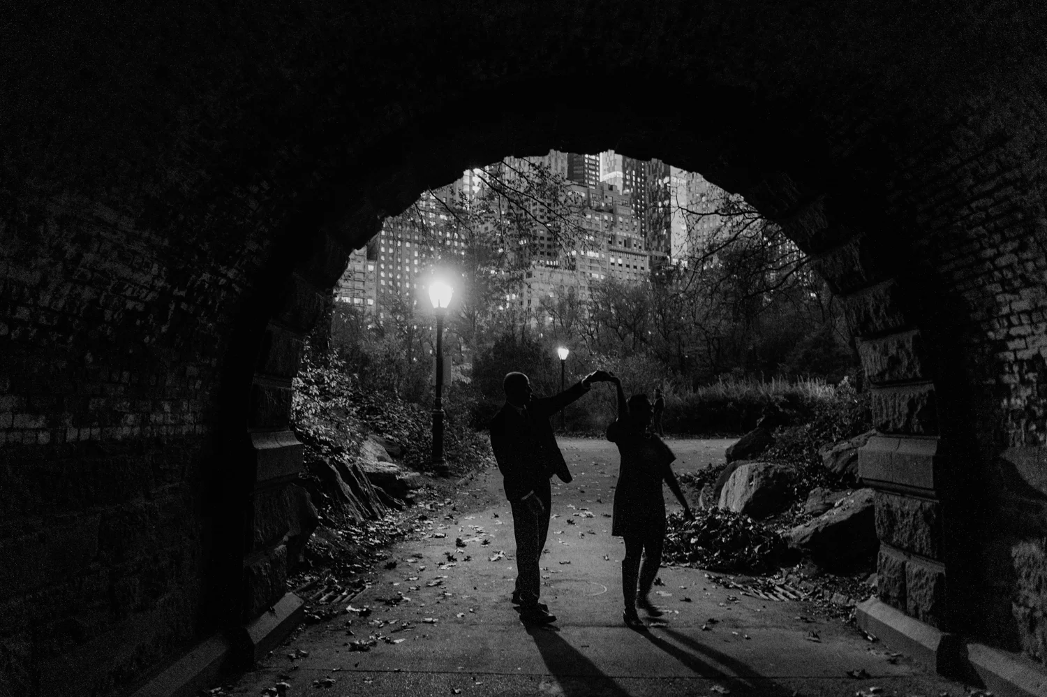 CentralPark.Manhattan.NYC.PlazaHotel.EngagementPhotos.12.jpg