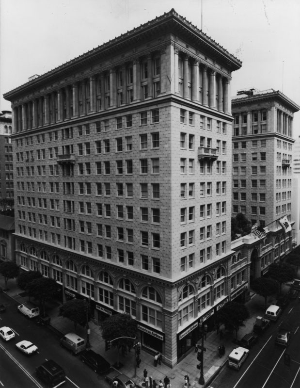 THE SENTRY BUILDING Built in 1921 12 stories 300,000 total square feet Floors 4-11: 11′ concrete ceilings Penthouse: 16′ concrete ceilings