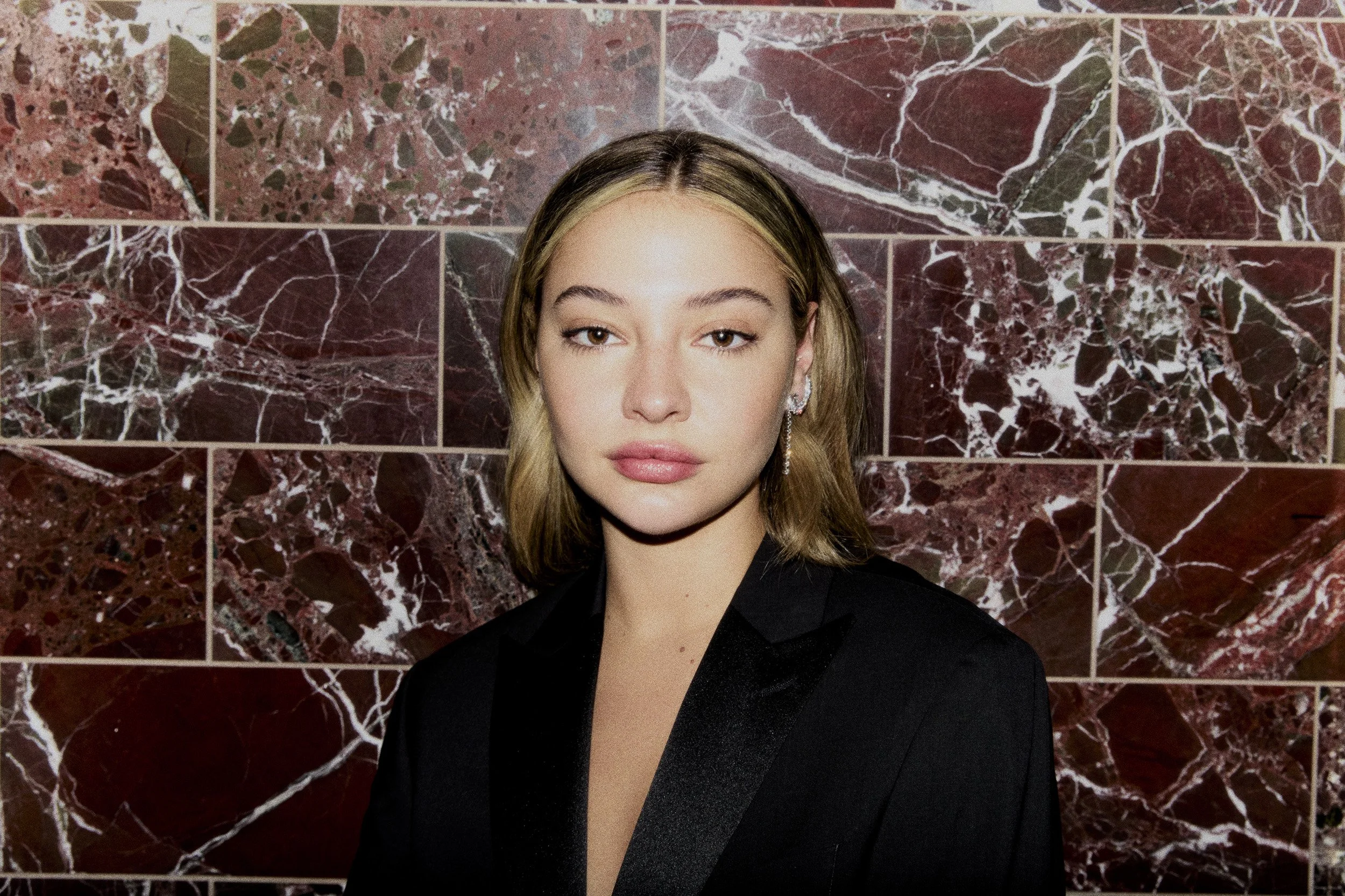 L'Officiel Madelyn Cline