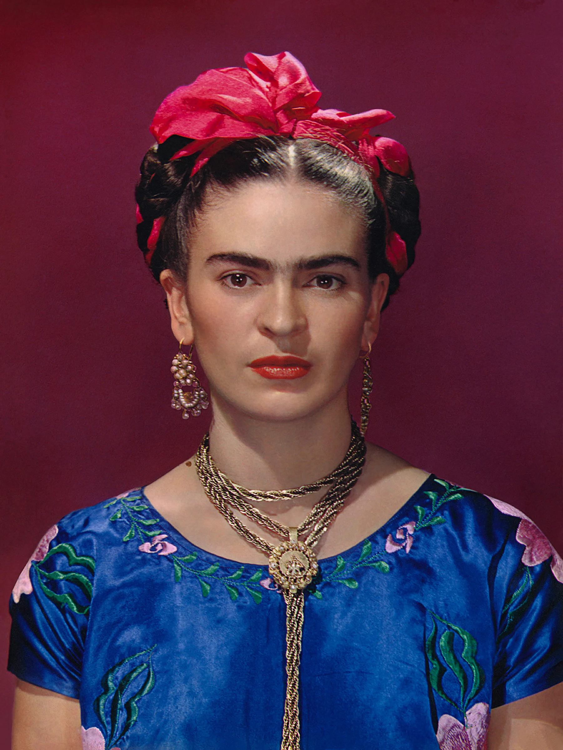 Nickolas Muray (1892-1965) Frida with Blue Satin Blouse, New York, 1939 color carbon print ©Nickolas Muray Photo Archives courtesy of Etherton Gallery 