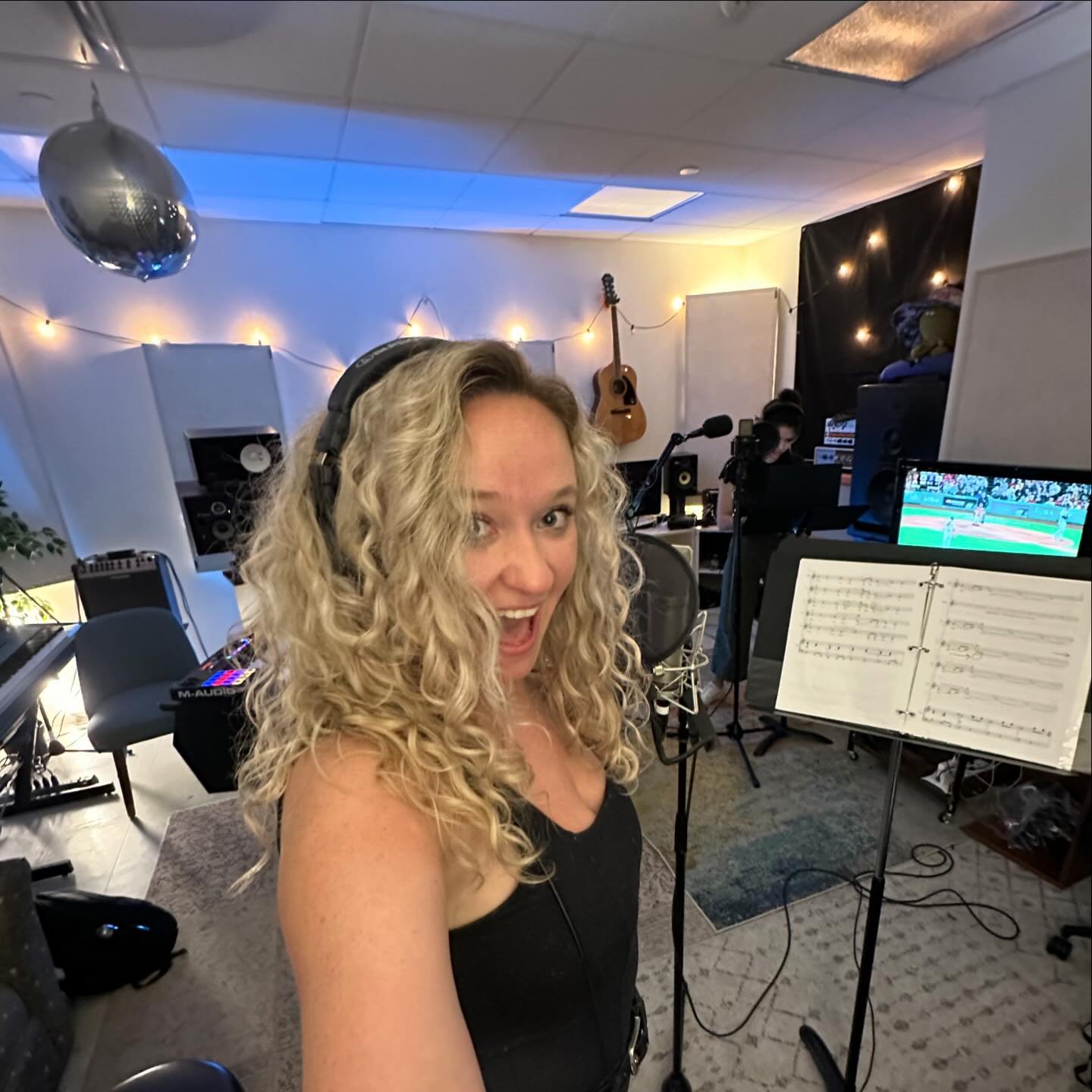 recorded a new musical at @atlanticrecords OK BYEEEEE

endlessly thankful to fellow curly gal @daratheredhead for the opportunity and for the sheer BRILLIANCE that is @halcionne 🎻

more to come xx