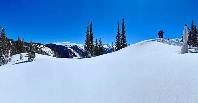 Stunning views and endless wilderness at @smithcabinaspen 🗻❄️ #smithcabinaspen #winterwonderland #backcountry #cabinlife #viewsfromcolorado #winteradventures #aspencolorado