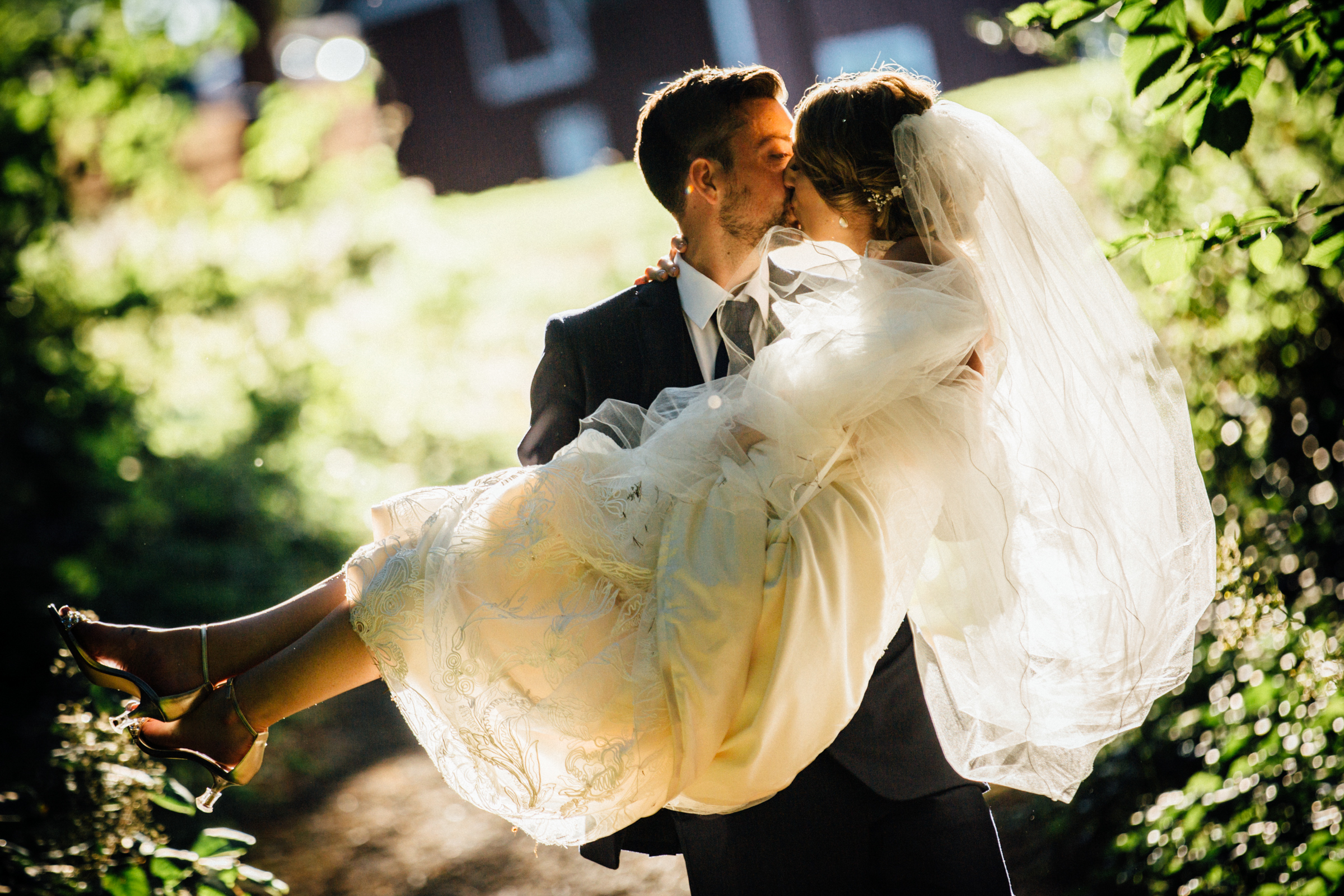 Bellevue Washington wedding, Kiss at Robinswood Park