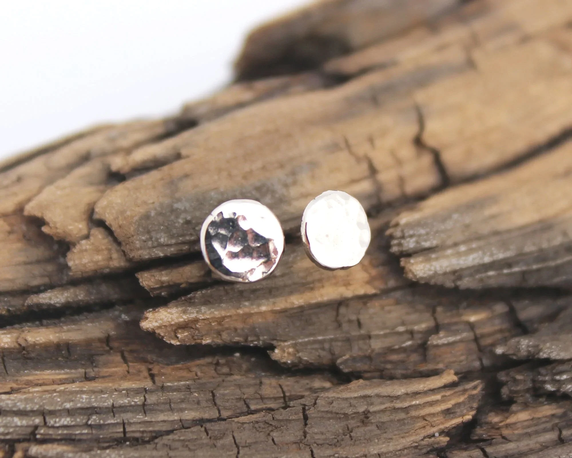 round hammered white gold stud earrings 14k
