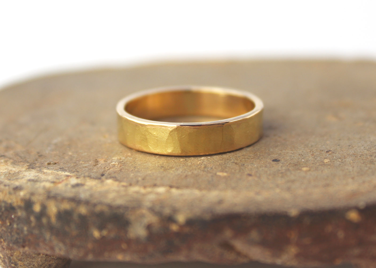 mens hammered 18k gold wedding band ring
