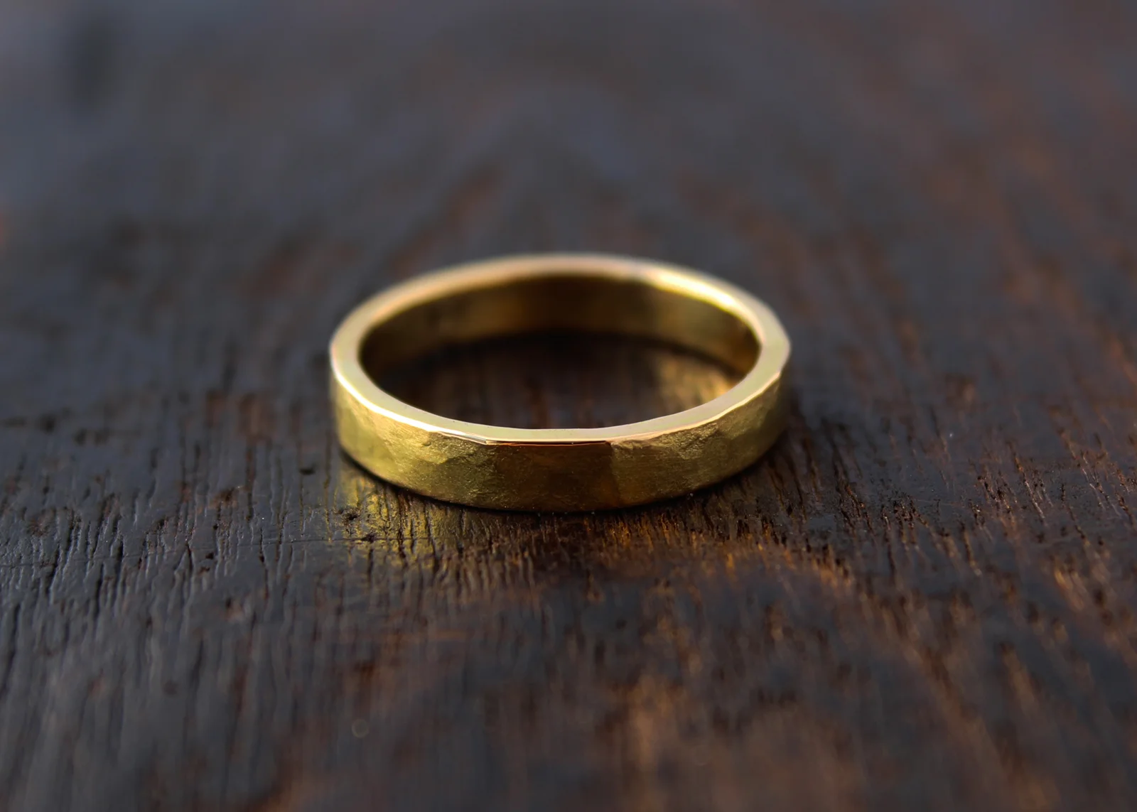 Hammered 18k Gold Band Ring 3mm