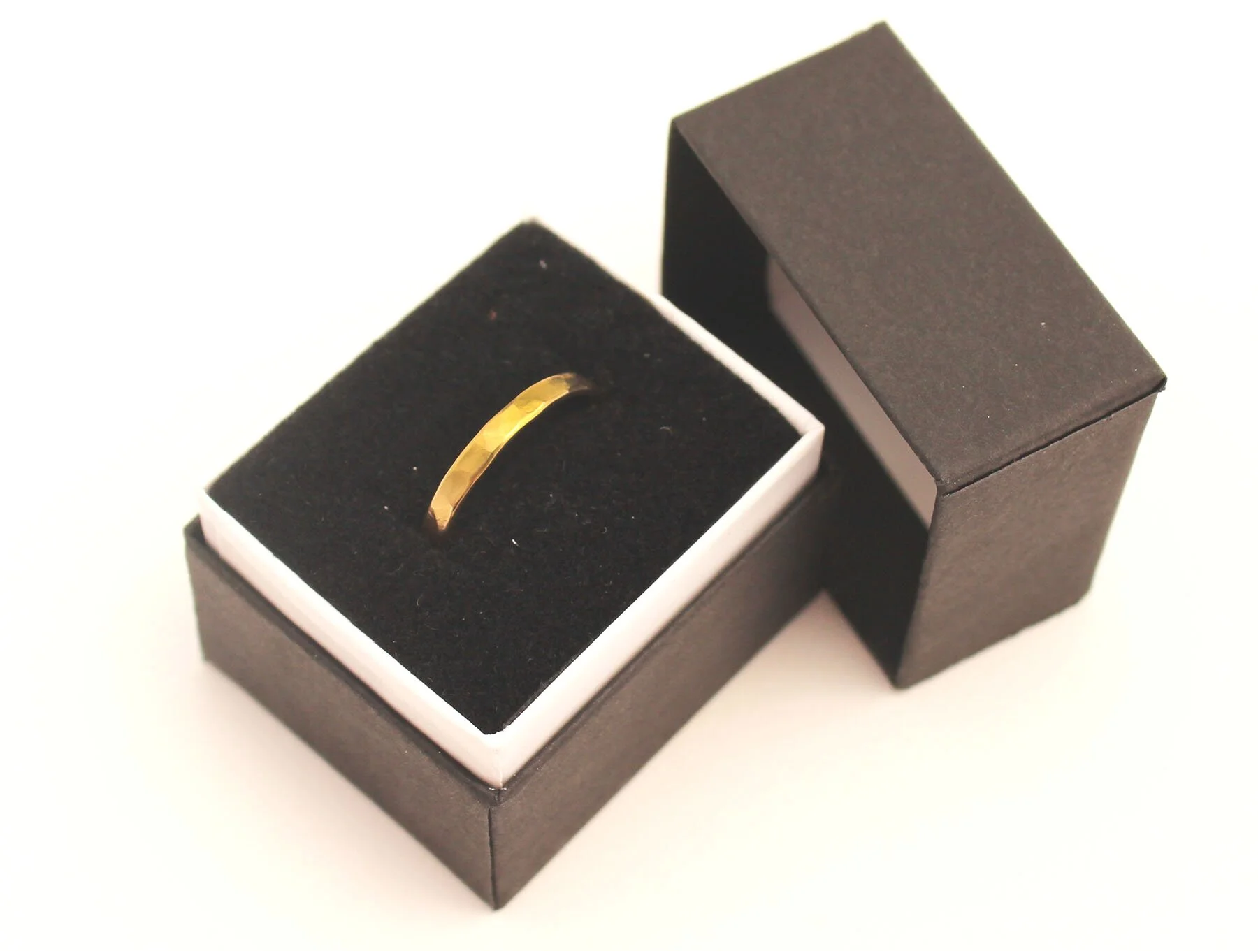 2mm+18k+ring+in+box1.jpg