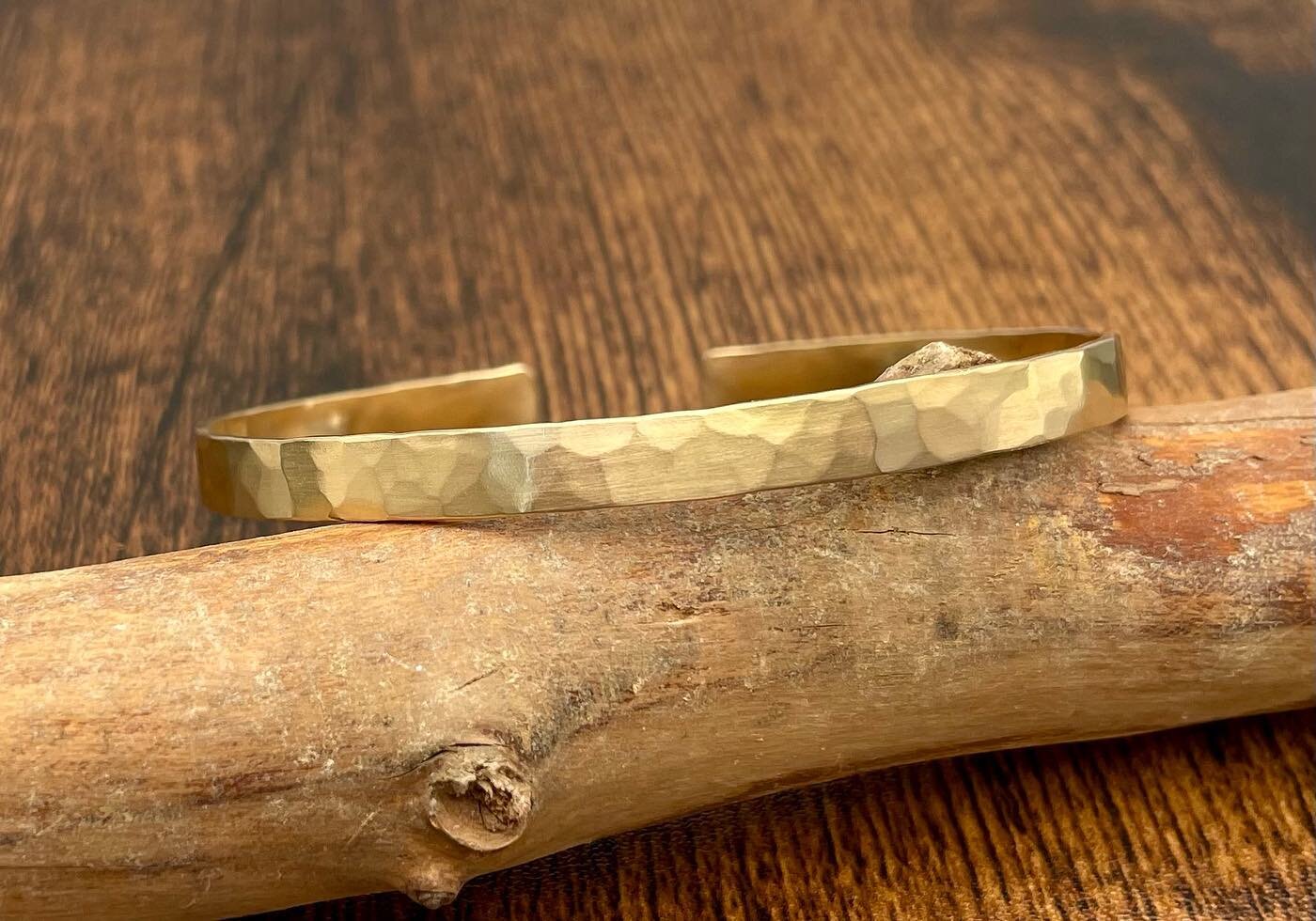 Had to photograph this 18k gold hammered cuff before sending it out today. It looked so stunning in the autumn light. 

#18kgoldcuff #18kgoldcuffbracelet #hammeredgoldcuff #18kgoldbracelet #mensgoldcuff #womensgoldcuffbracelets #handmadegoldjewelry #
