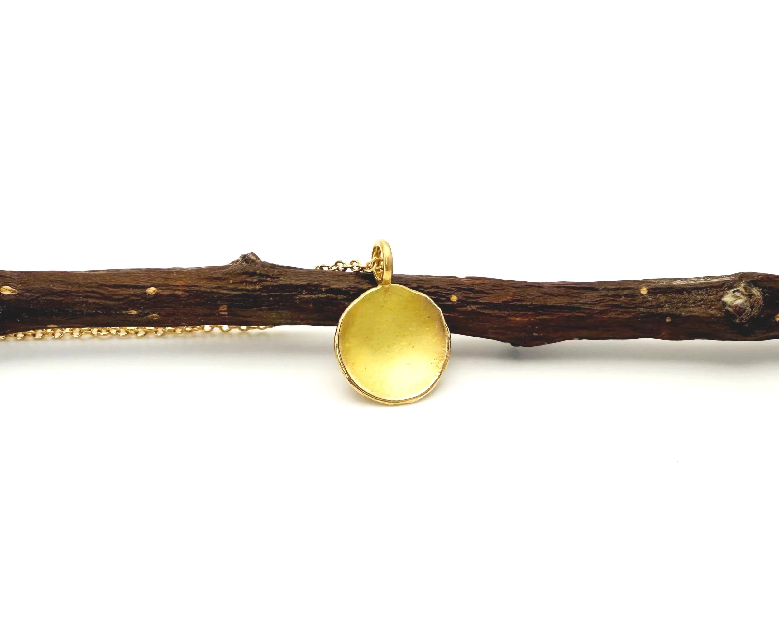 18k gold shell disc pendant