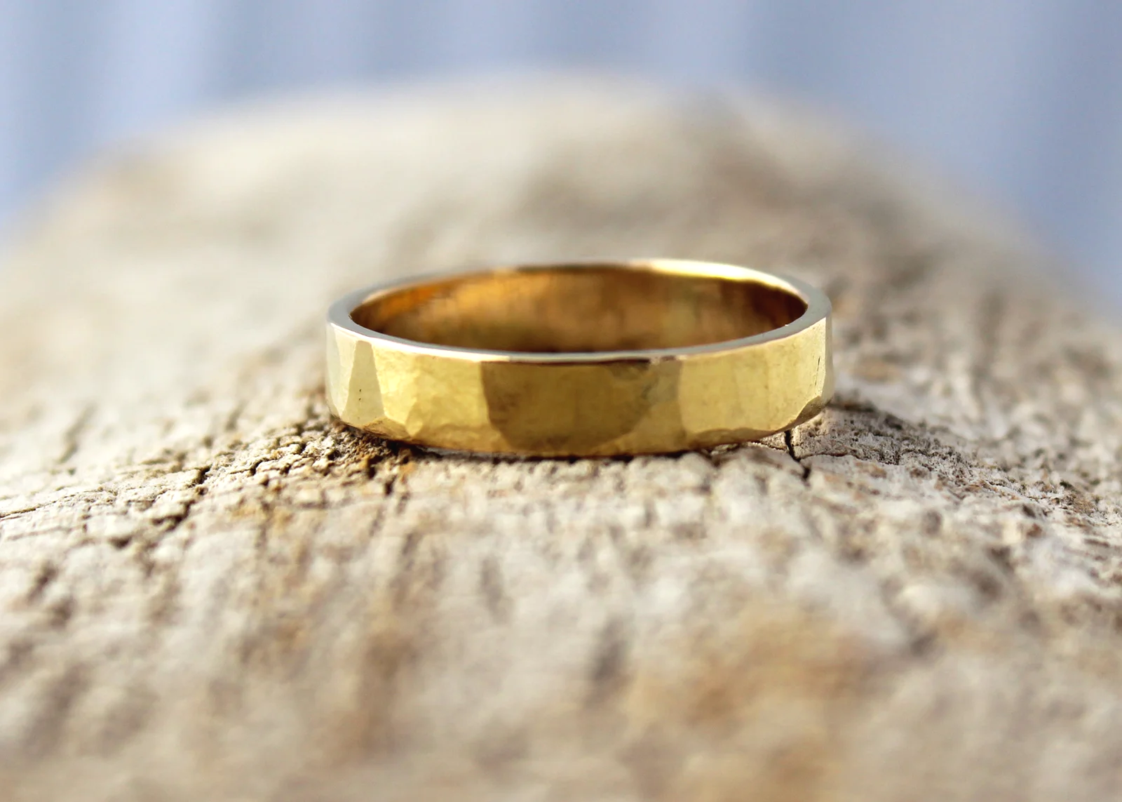 4mm hammered gold band ring 18k
