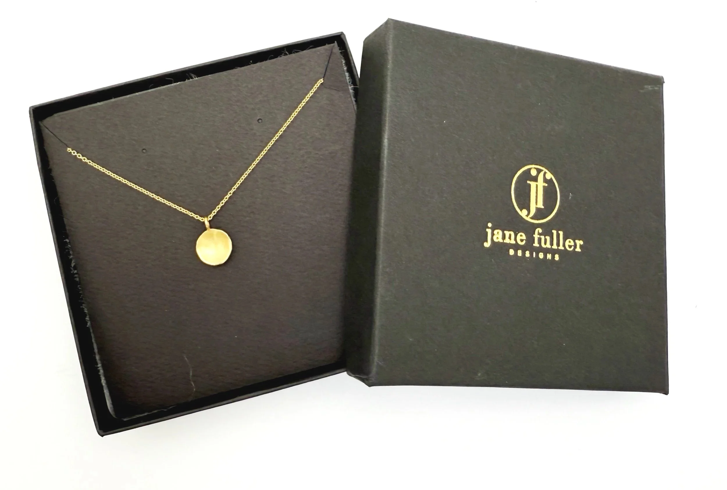 Round hammered disc pendant in 18k gold
