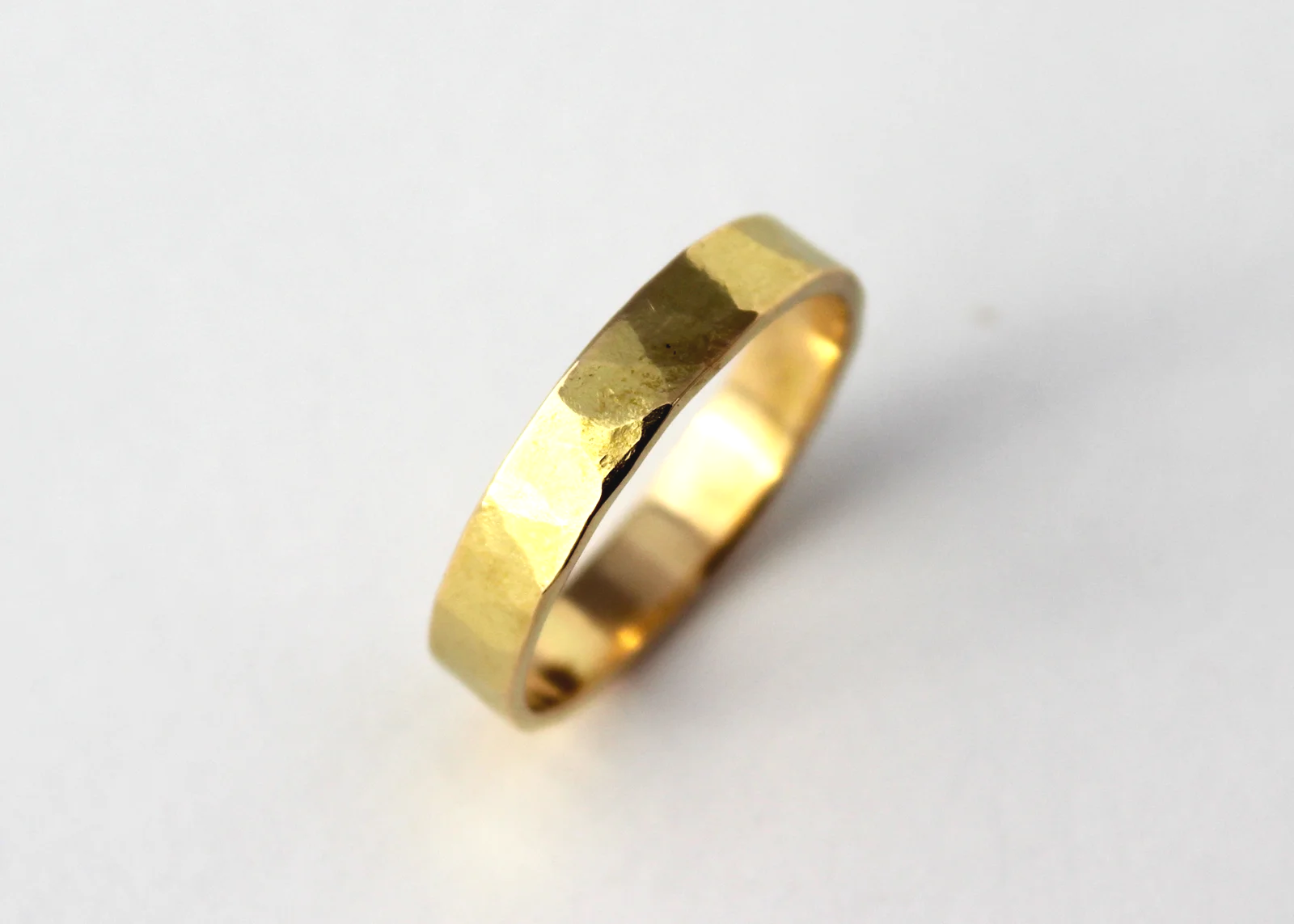 hammered 18k gold band ring 4mm