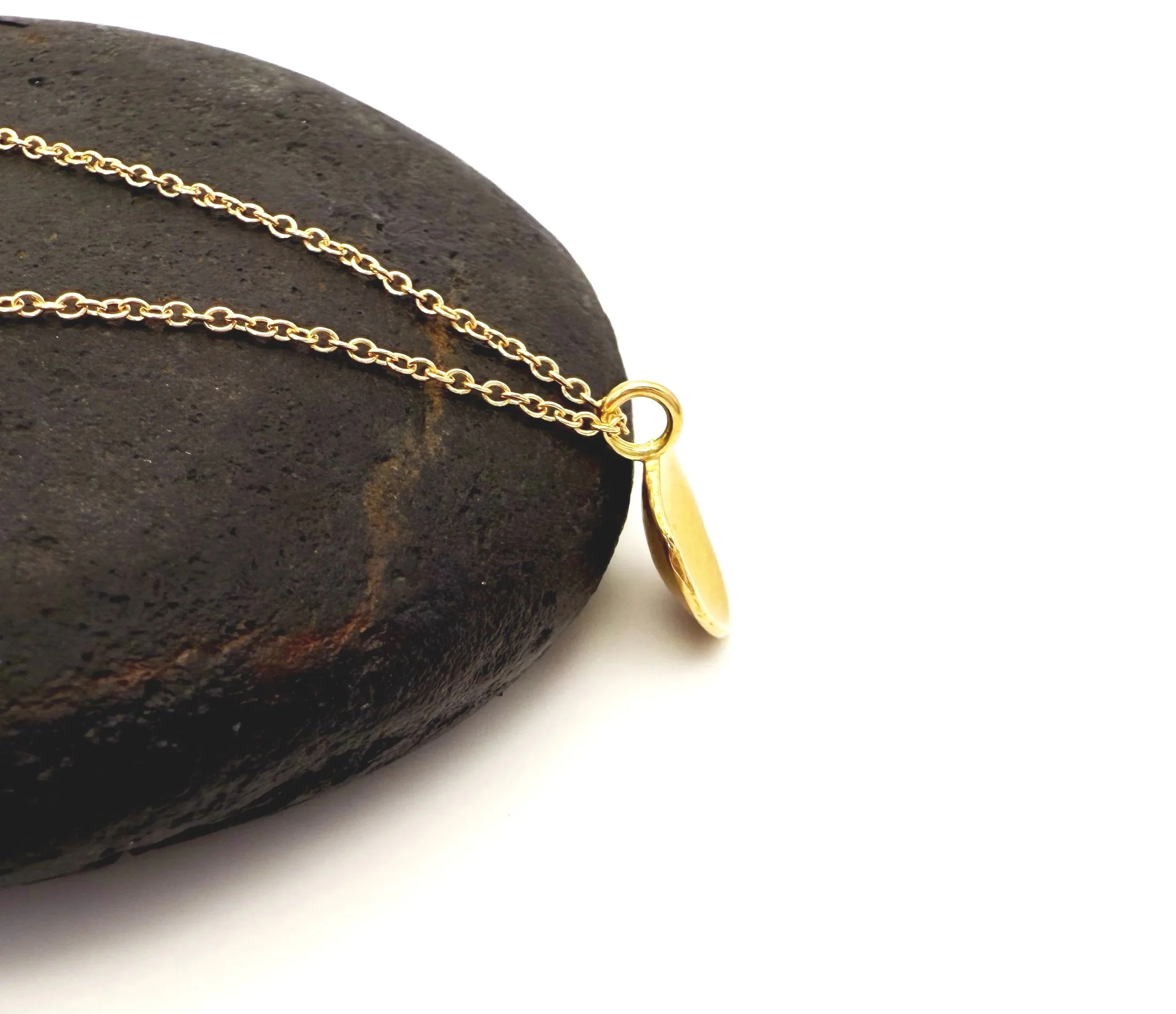 hammered 18k gold disc pendant necklace