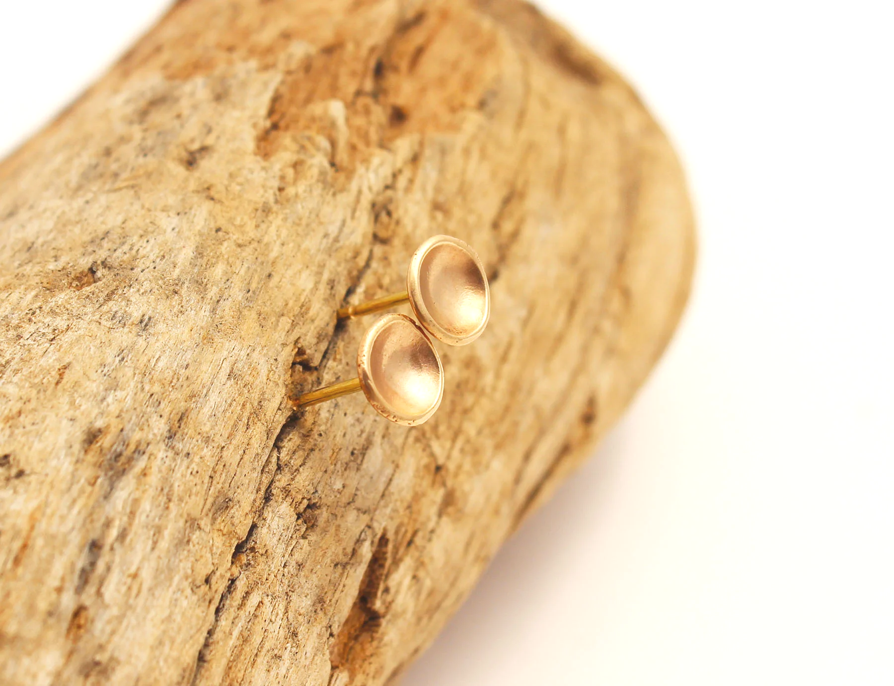 shell shaped stud earrings 14k