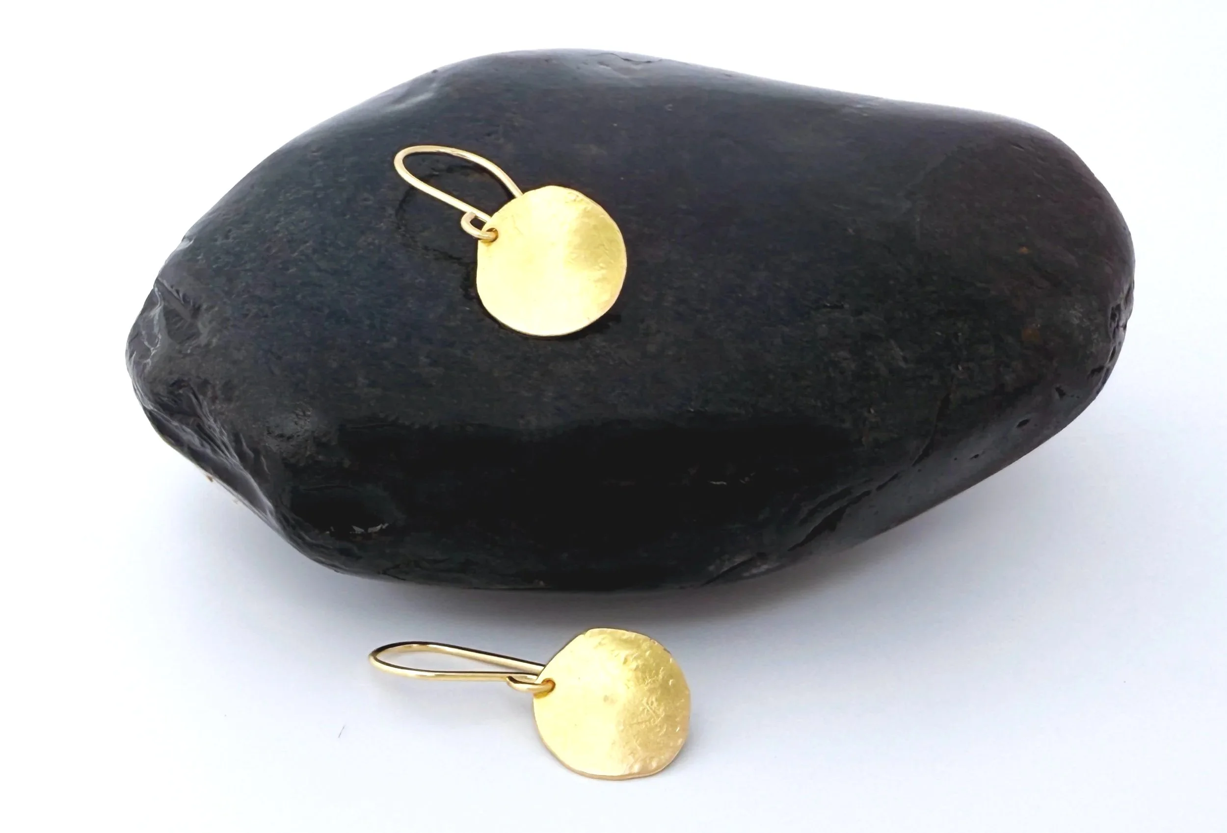 large round wavy disc earrings with hammer texture 18k
