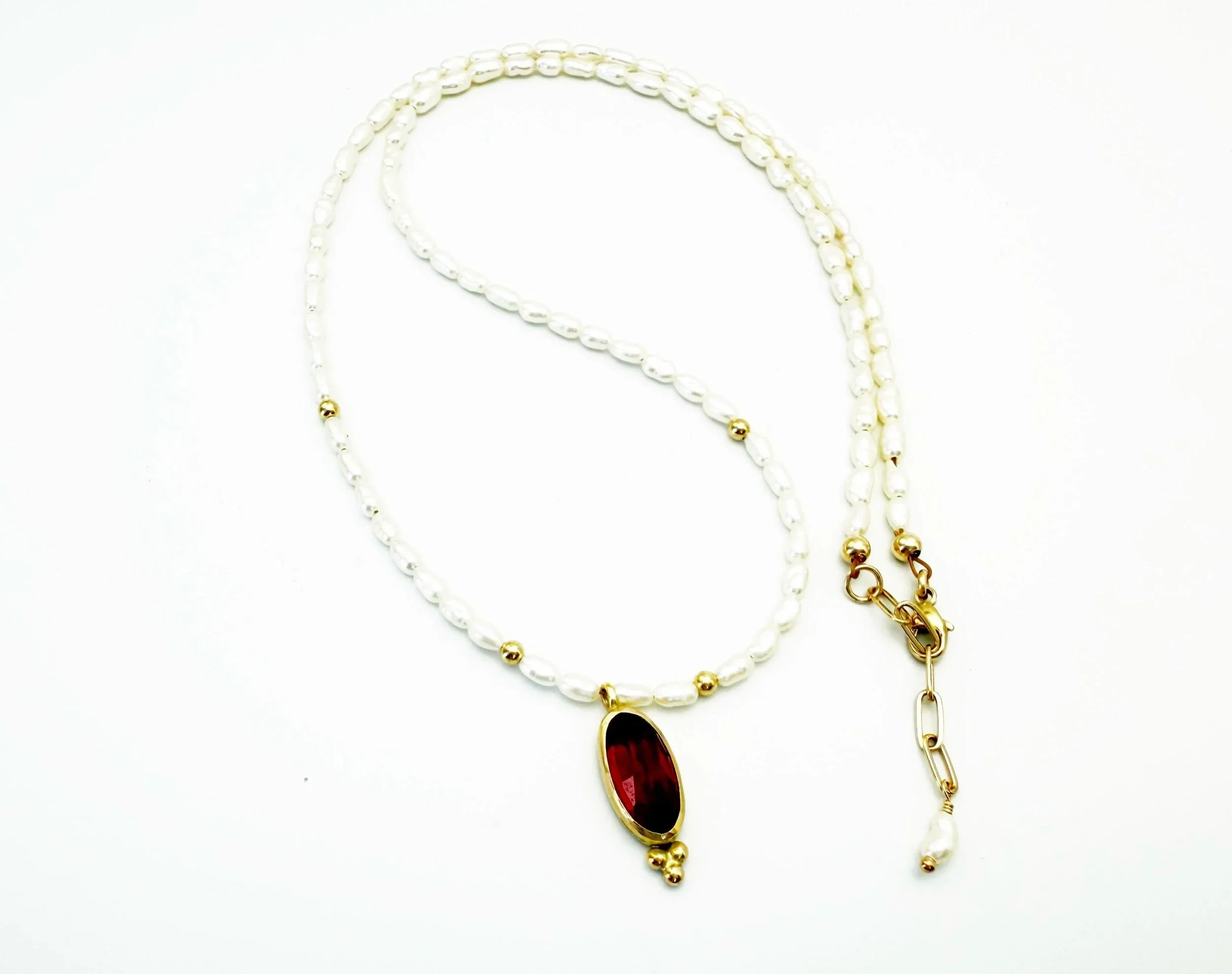 Garnet pendant necklace in 14k gold with pearl strand