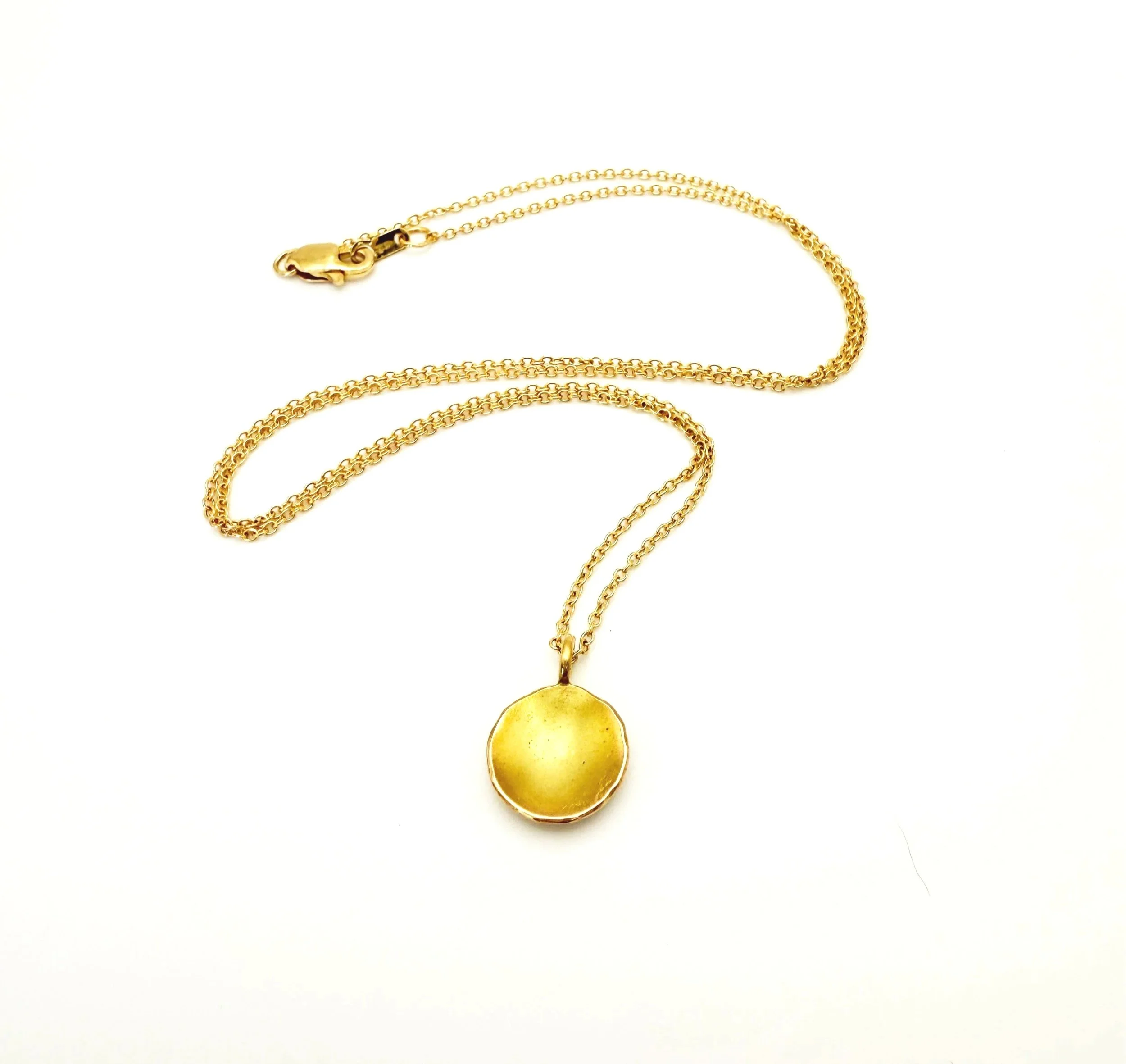18k gold hammered disc pendant necklace