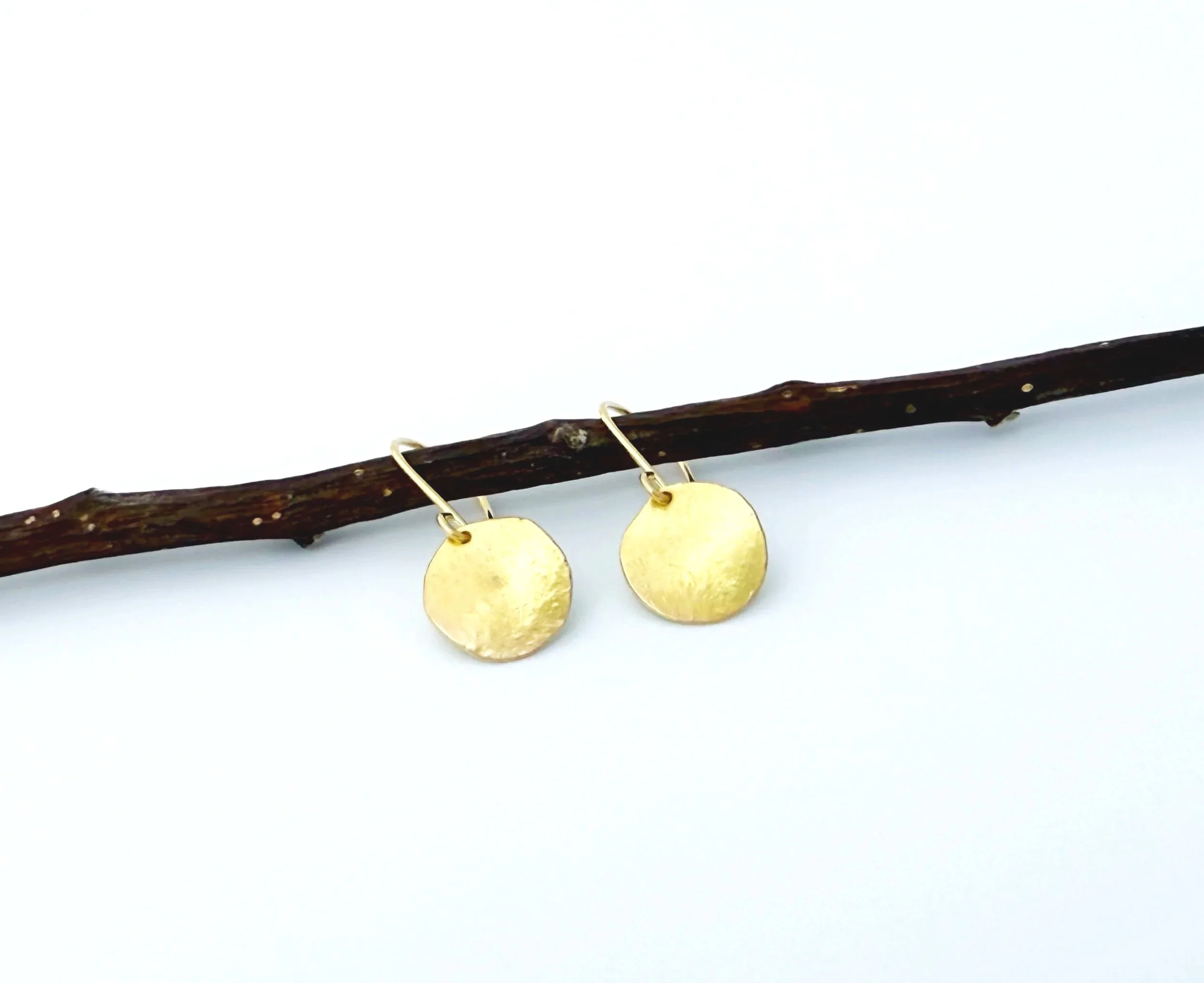 hammered gold disc earrings 18k