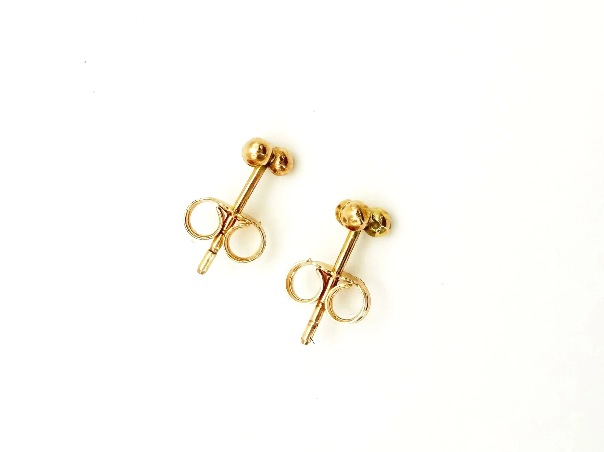 small 3 dot stud earrings with butterfly closure 14k