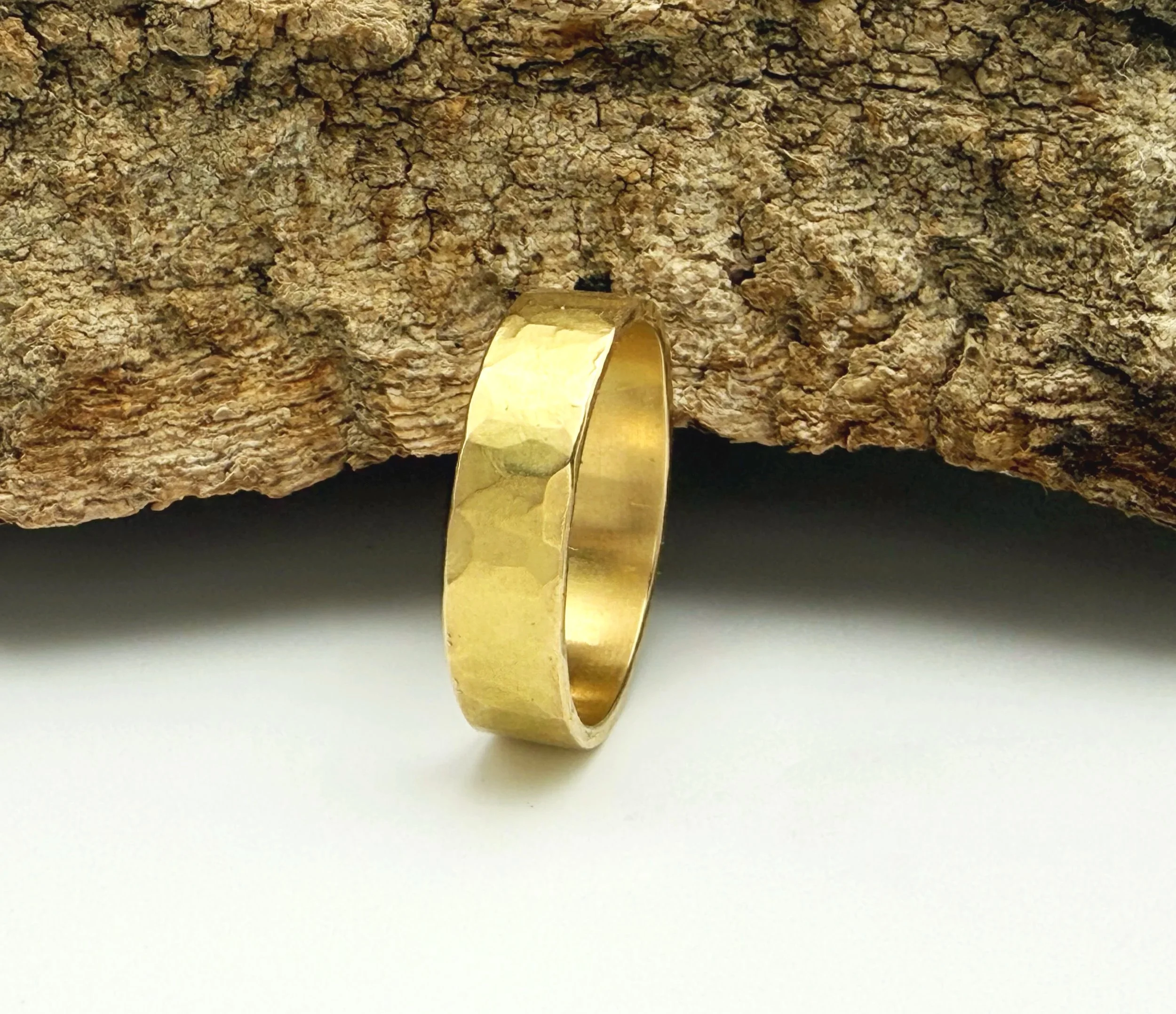 Hammered wedding band ring 18k gold