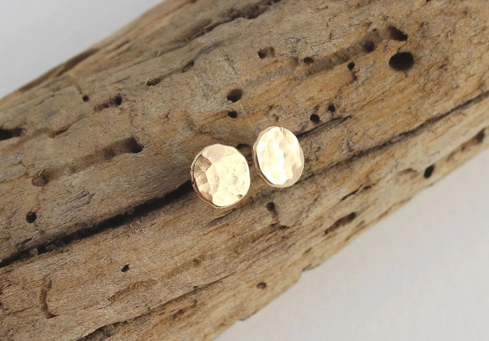 round disc stud earrings in 14k yellow gold