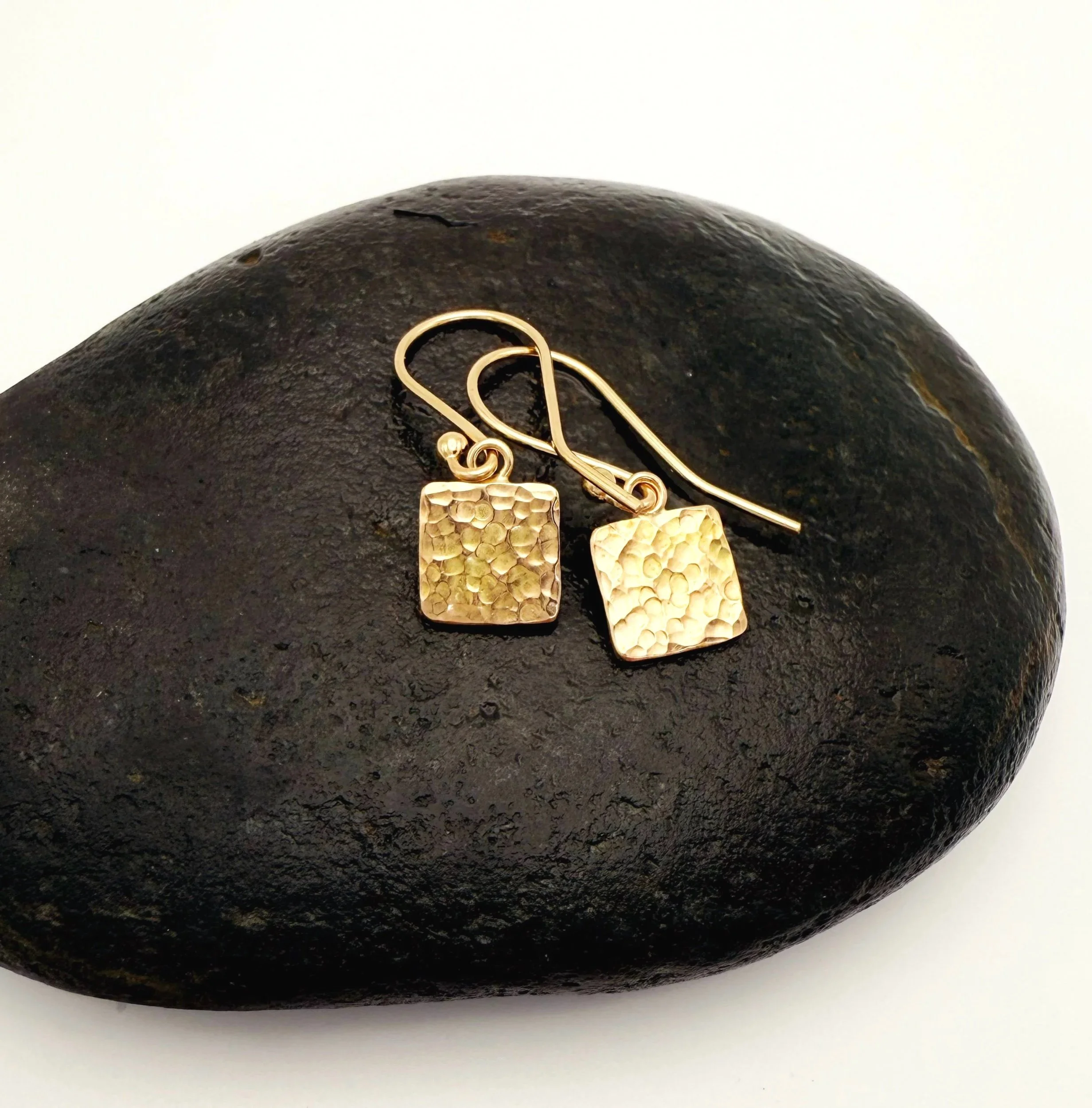 14k gold hammered square shaped earrings