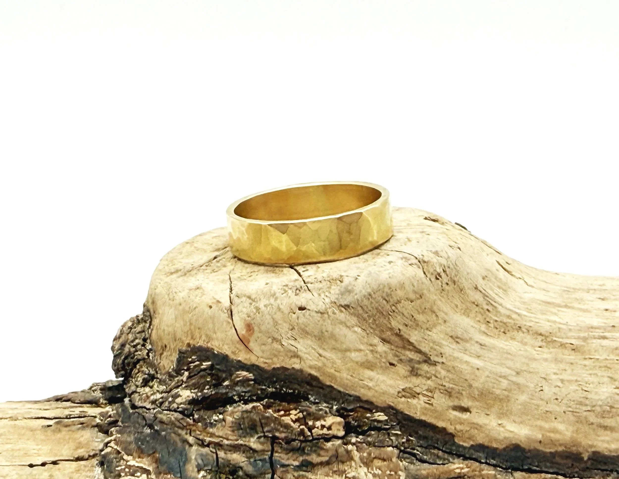 Hammered 18k gold band ring 5mm