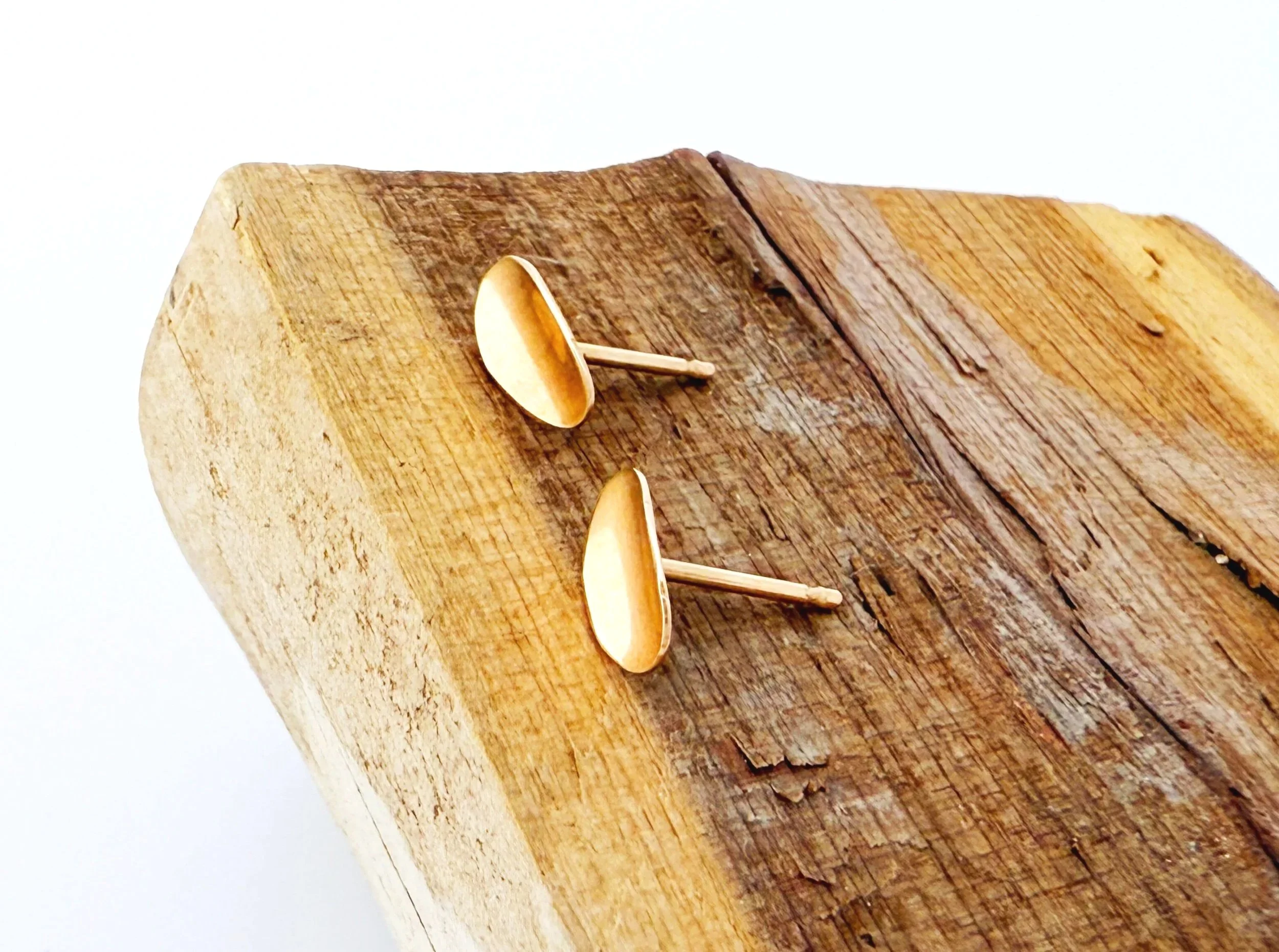 leaf shaped gold stud earrings 14k