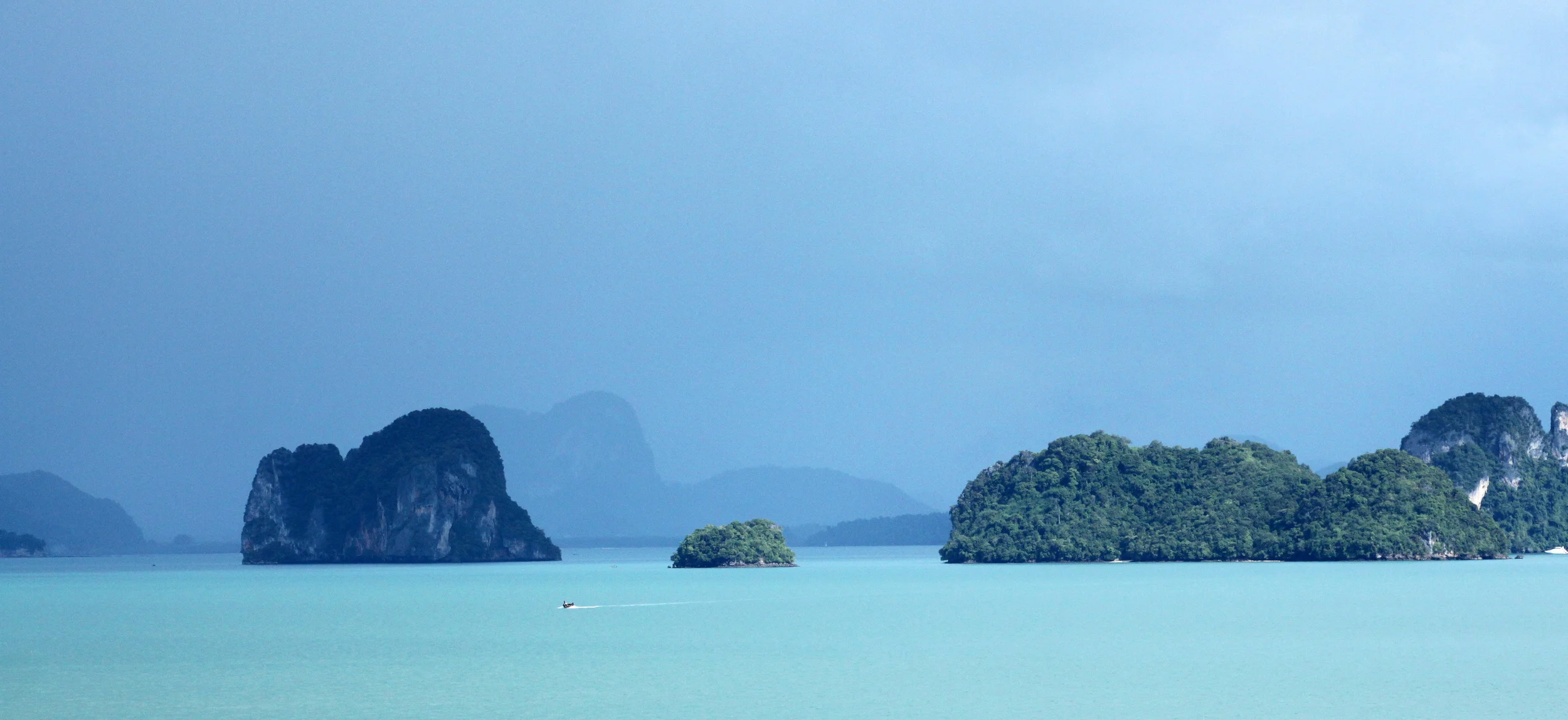 Bay-view-of-Longtail-boat-in-storm.jpg