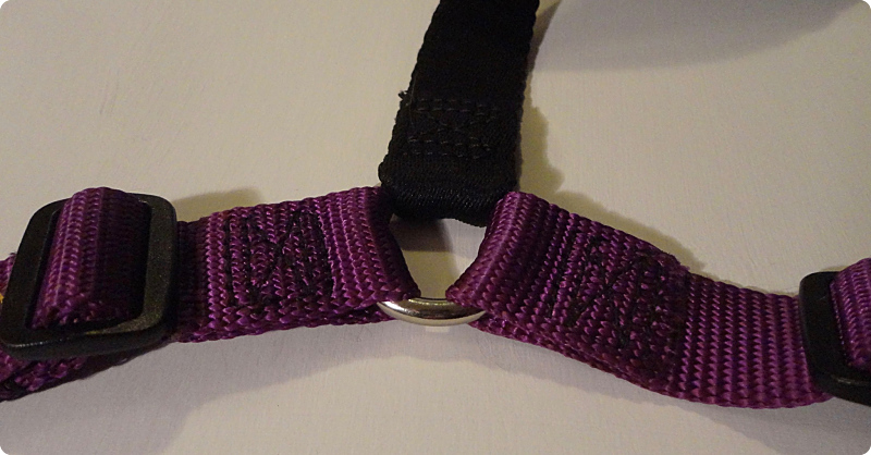 Nylon ribbon ends are correctly stitched to the outside