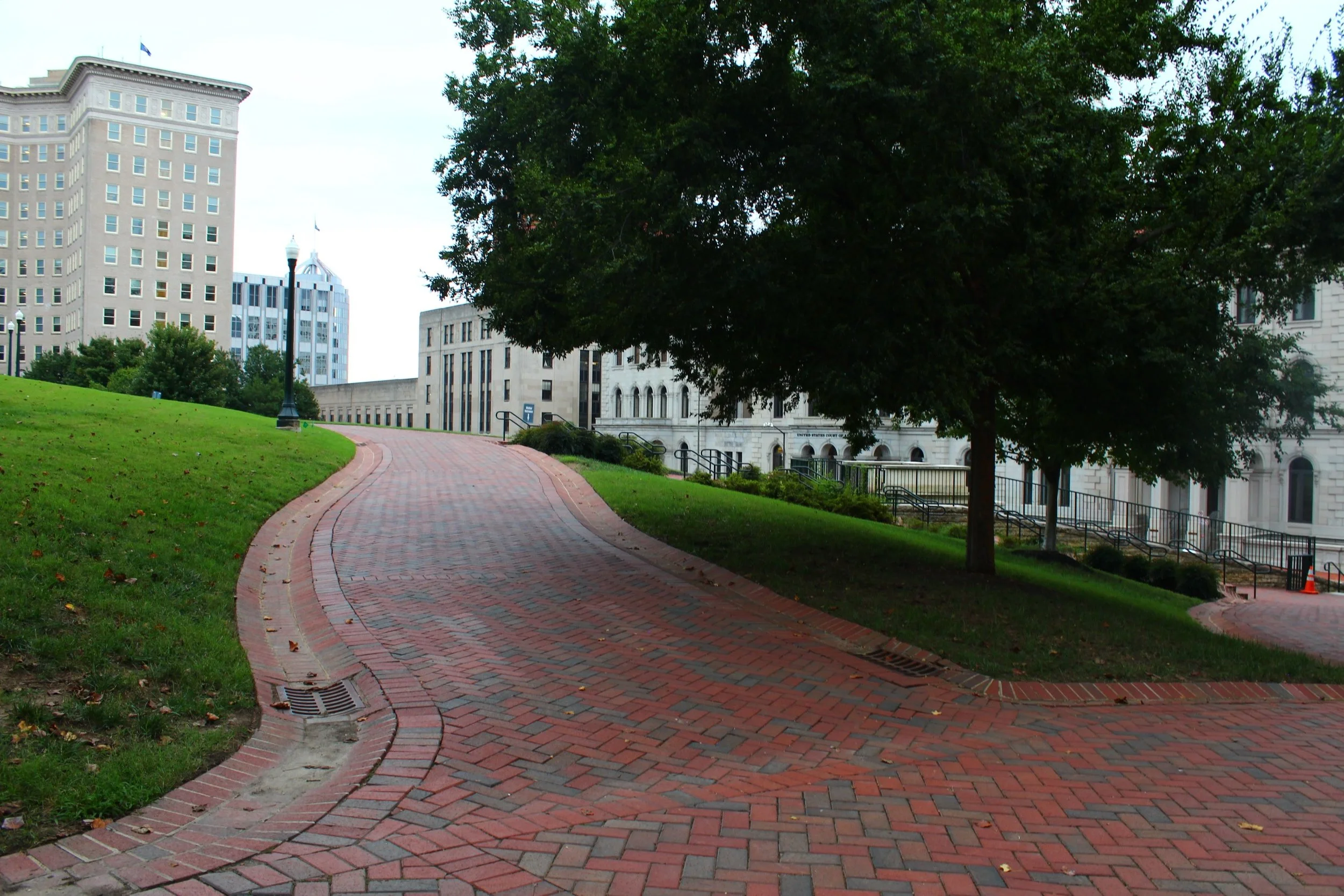The uninterrupted lawn to the left (facing the Capitol) allows individuals to see the ‘final destination’ as they travel through the wavering path.