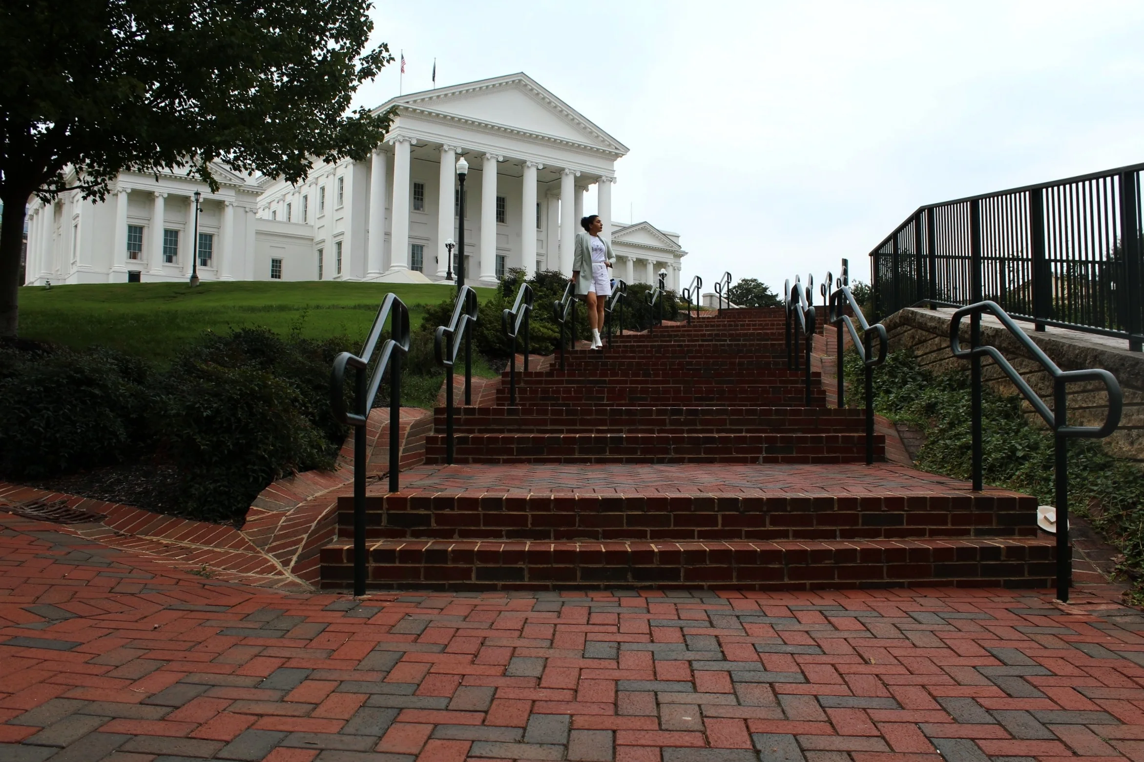The two steps coupled with a large landing allows individuals to take their time as they walk up and reach the Capitol, making the experience memorable.