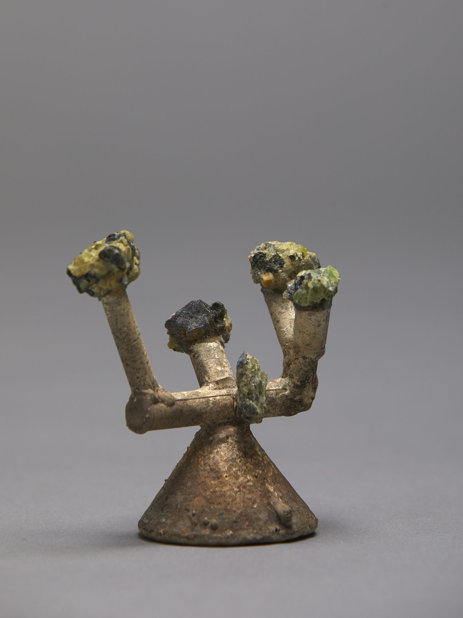 Francis Upritchard Shibuichi Lichen Olivein 2019 Shibuichi (93% copper, 7% silver), olivein 70 x 70 x 45mm