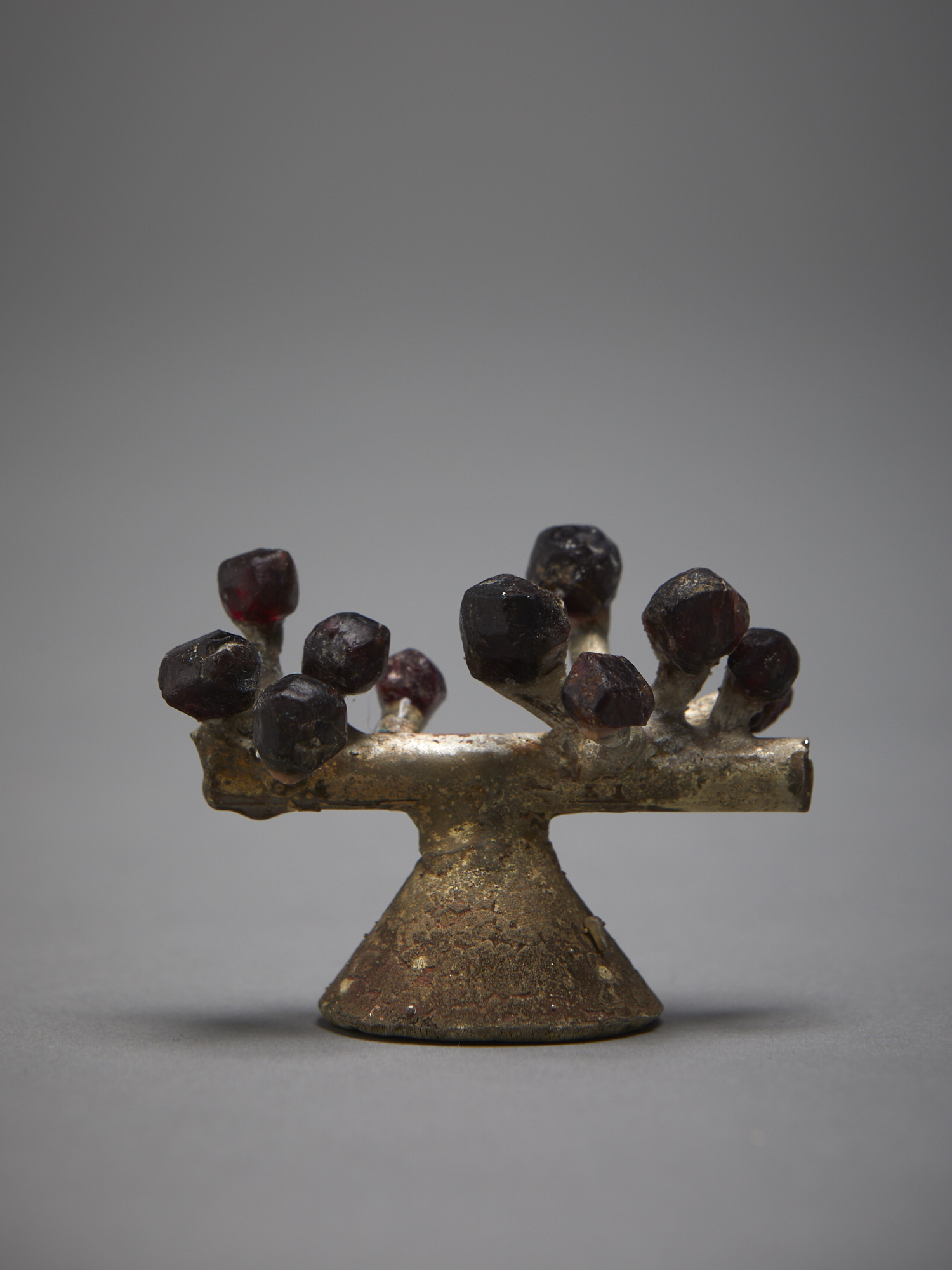 Francis Upritchard Shibuichi Lichen Garnet 2019 Shibuichi (93% copper, 7% silver), garnet 50 x 70 x 35mm