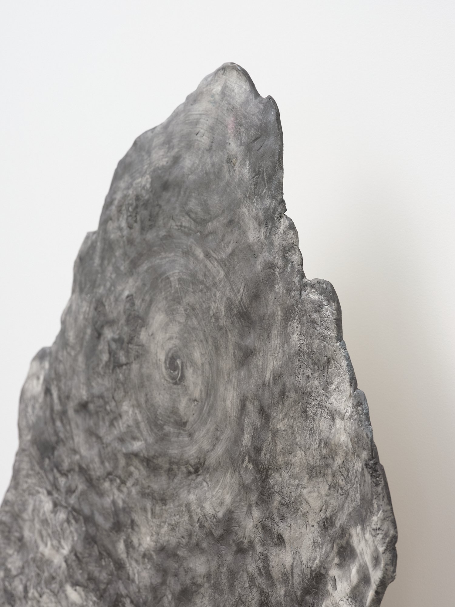 굴 Gool (cave) (detail) 2024 graphite powder on epoxy clay 680 x 500 x 170mm