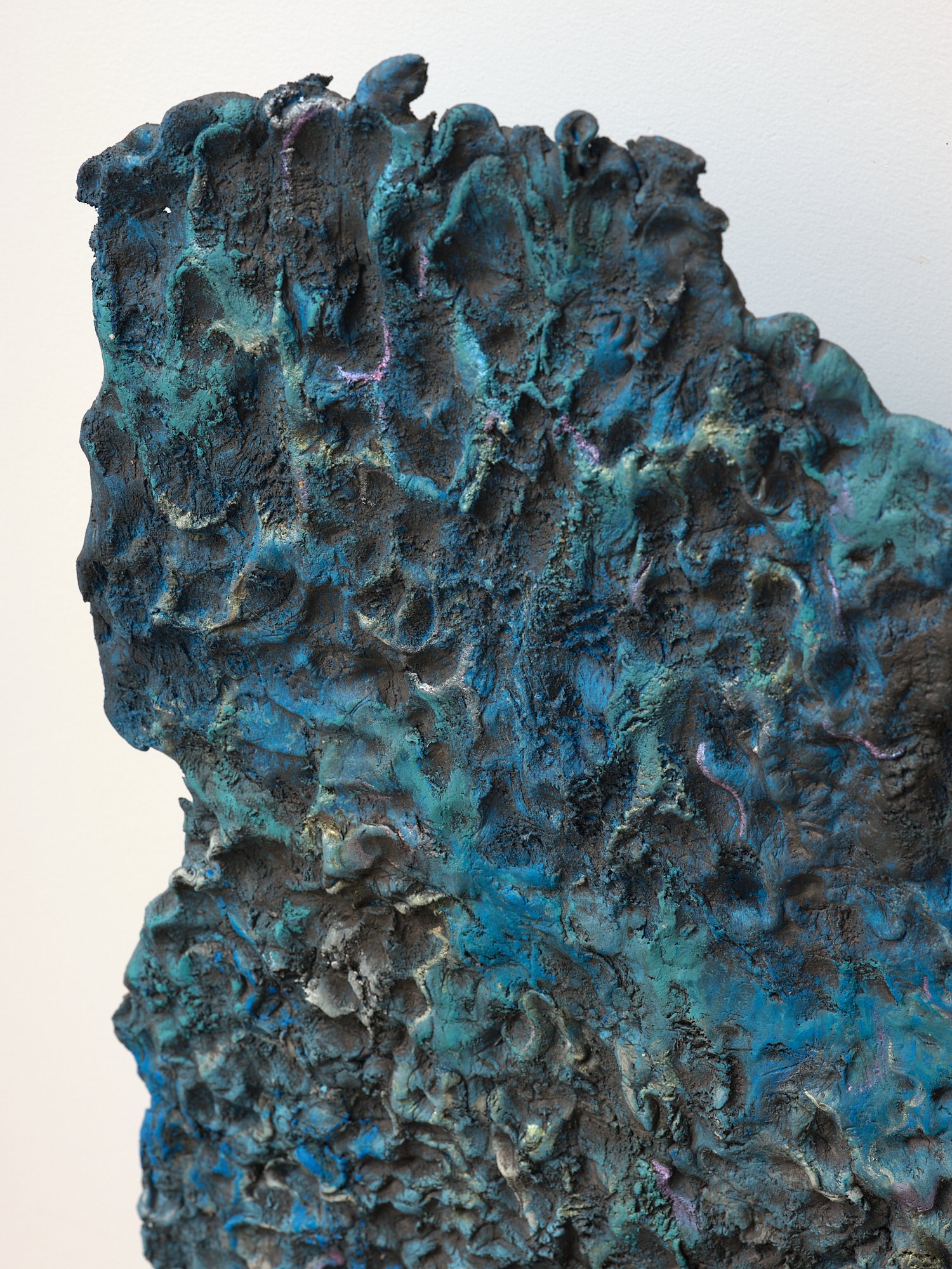 파도 Pado (wave) (detail) 2024 pigment on epoxy clay 650 x 370 x 300mm