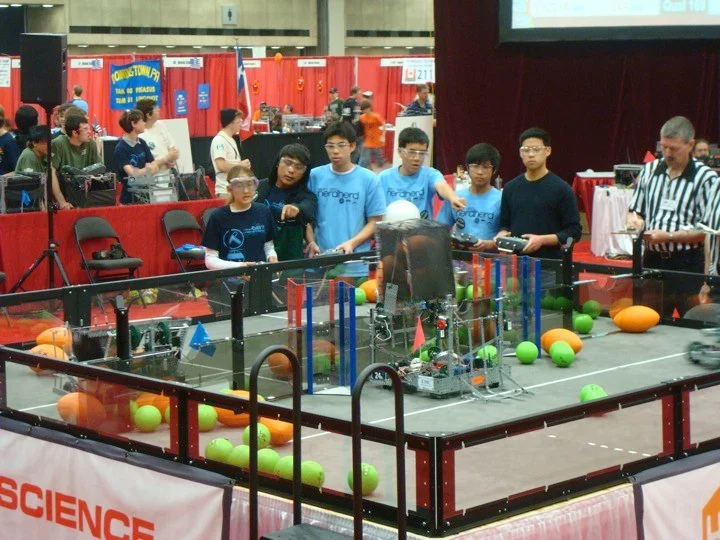 The robot shown in the previous image competing at the VEX World Championships.