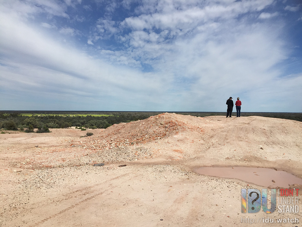 Stopping off at the First Shaft Lookout, a key location in Lightning Ridge history and a spectacular view of the flat horizon.