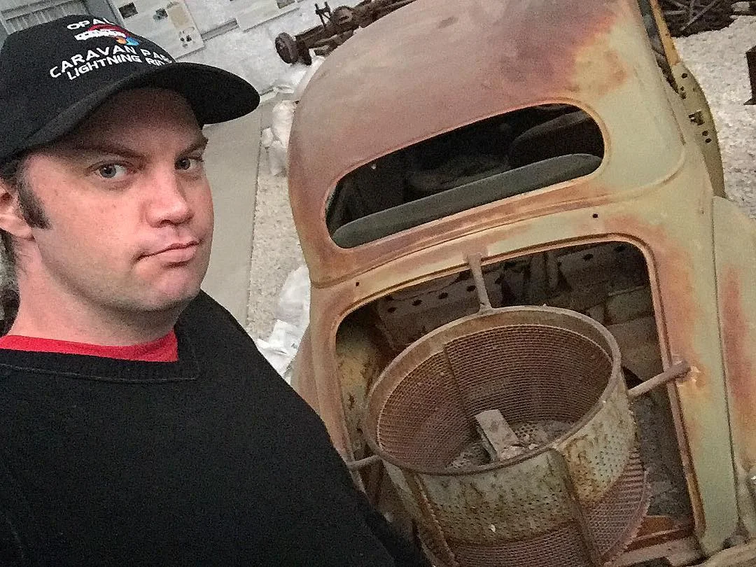 Selfie with the rear of the vehicle. The perforated drum is designed like a clothes washing machine, to spin the opal dirt around and pulverise the sandstone away. Some of these machines, called "puddlers" worked with water (wet puddling), others operated without (dry puddling).