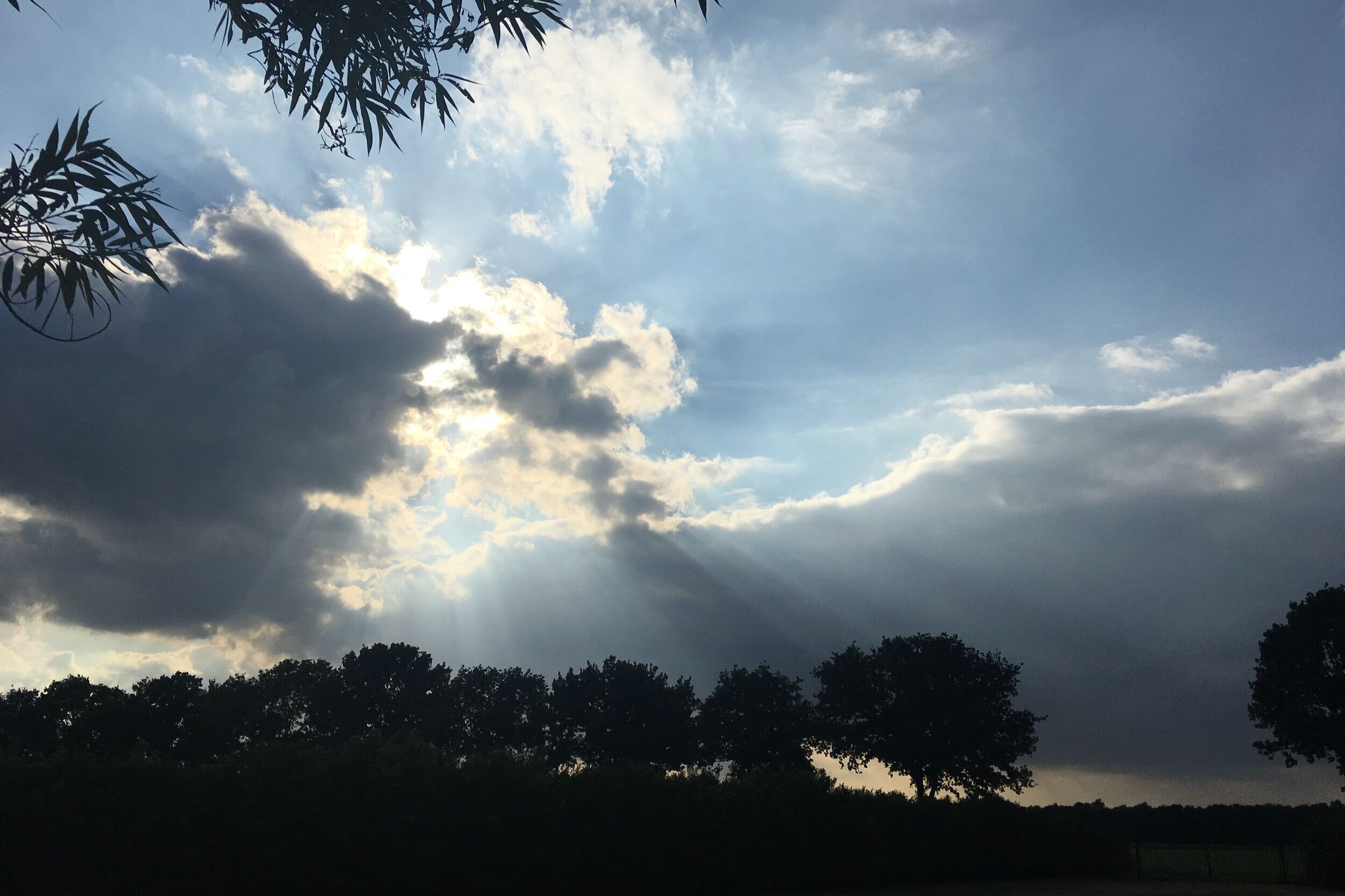 Achter de wolken schijnt de zon