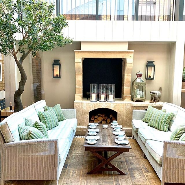 Just love this space @firmdale_hotels. A perfect place to chill for Saturday brunch with Friends. . . @kitkempdesignthread #hamyardhotel #brunchinlondon #rusticchicdecor #indooroutdoorliving #kitkemp