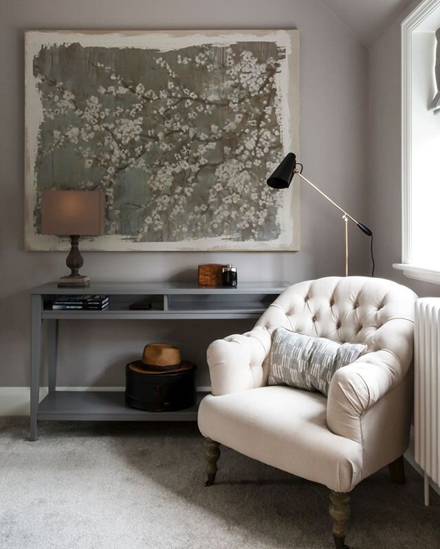 It might be the smallest room in the house but it shouldn't be neglected! Use artwork and Lighting to create a little cosy reading nook. ⠀⠀⠀⠀⠀⠀⠀⠀⠀
⠀⠀⠀⠀⠀⠀⠀⠀⠀
⠀⠀⠀⠀⠀⠀⠀⠀⠀
⠀⠀⠀⠀⠀⠀⠀⠀⠀
#readingnook #cosycorner #artwork #lighting #countryhouseinteriors #inter