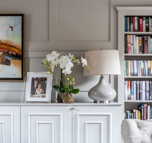 Beautiful panelling and bespoke joinery in this sophisticated Surrey townhouse. ⠀⠀⠀⠀⠀⠀⠀⠀⠀
⠀⠀⠀⠀⠀⠀⠀⠀⠀
⠀⠀⠀⠀⠀⠀⠀⠀⠀
⠀⠀⠀⠀⠀⠀⠀⠀⠀
⠀⠀⠀⠀⠀⠀⠀⠀⠀
#joinery #panelling #bookshelves #bespokejoinery #countryhouseinteriors #interiordesign #luxurydesign #rusticchic #surre