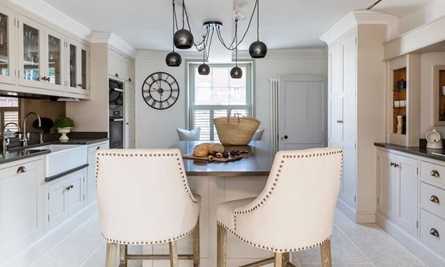 This was such a fun kitchen I worked on with @charliekinghamcabinetmakers for a lovely Grade 2 Listed property. The ceiling was quite low so we kept it bright, using mirrored splash back to accentuate the space and light colours.⠀⠀⠀⠀⠀⠀⠀⠀⠀
⠀⠀⠀⠀⠀⠀⠀⠀⠀
⠀