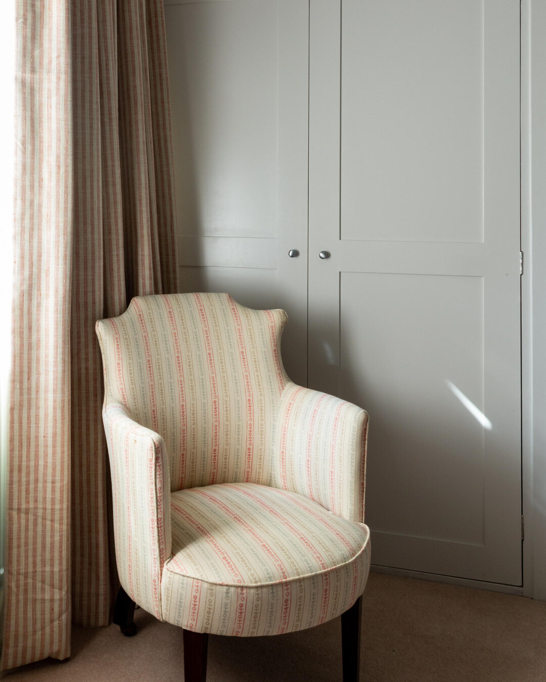 Such a pretty corner of this little girls bedroom. We love the simple details of the striped curtains and the stunning joinery. The perfect place to curl up with a good book or just to gaze out of the window. ​​​​​​​​
​​​​​​​​
​​​​​​​​
#countryhousei