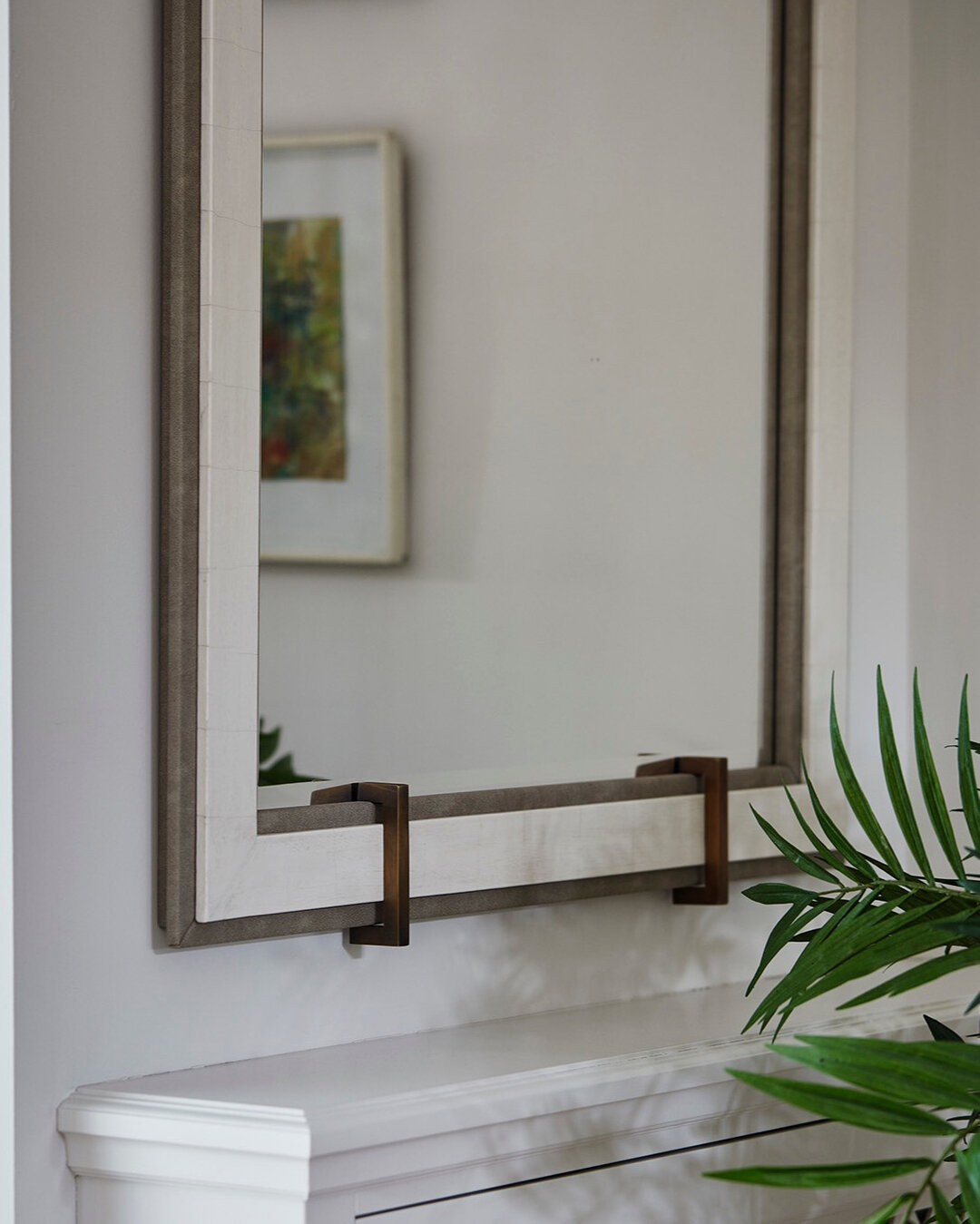 We really love the detail on this bespoke mirror from @patrickirelandframes in the hallway of a recent project - the strong lines really make an impact in the space. A combination of cracked gesso, faux shagreen and antique brass make for a combinati